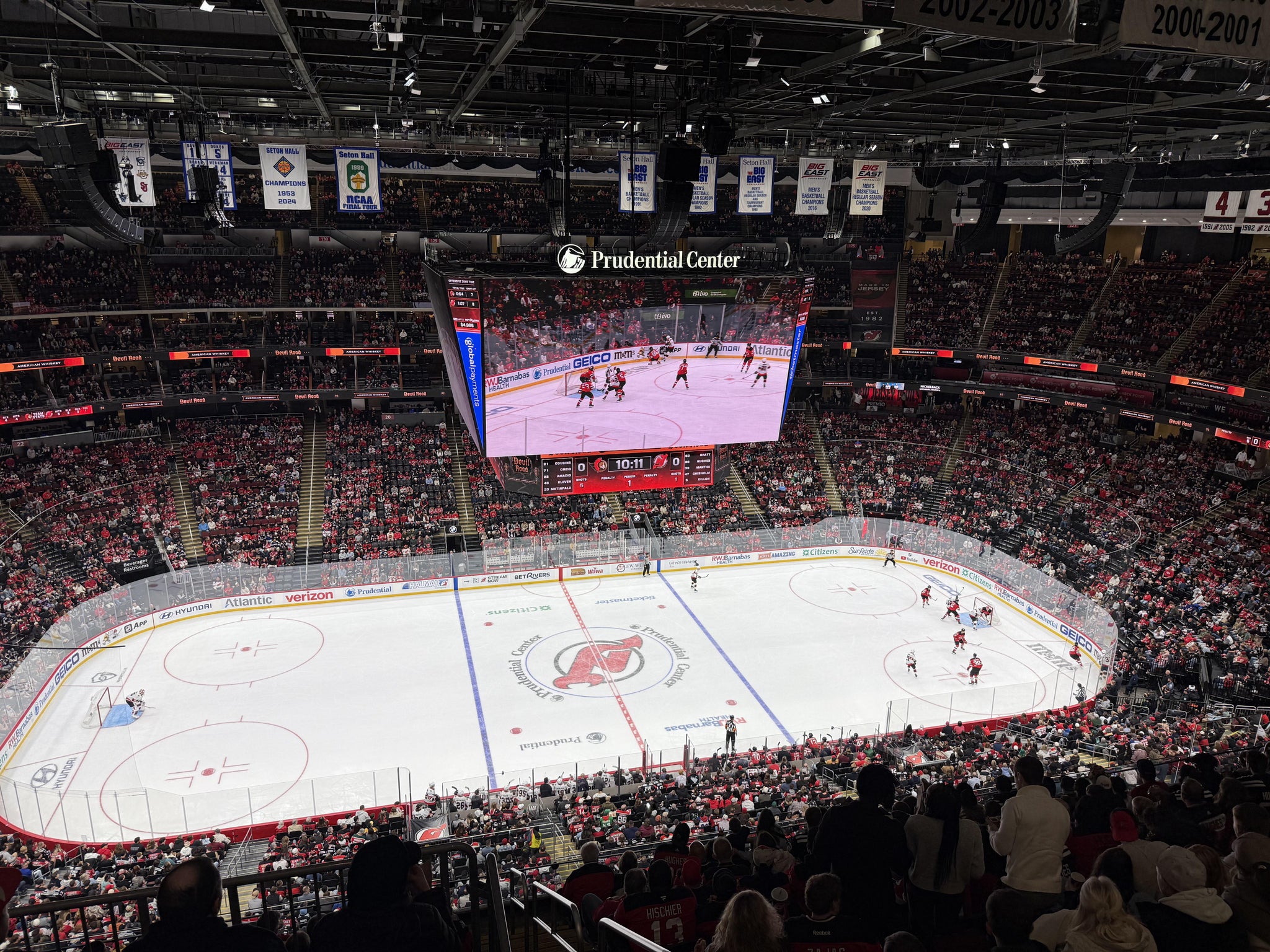 Vue réelle des fans prise de la Section 211 au site Prudential Center par Michael G