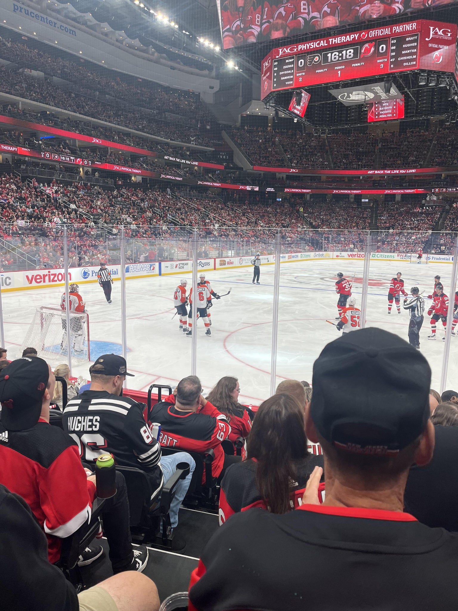 Vue réelle des fans prise de la Section 4 au site Prudential Center par Lynn D