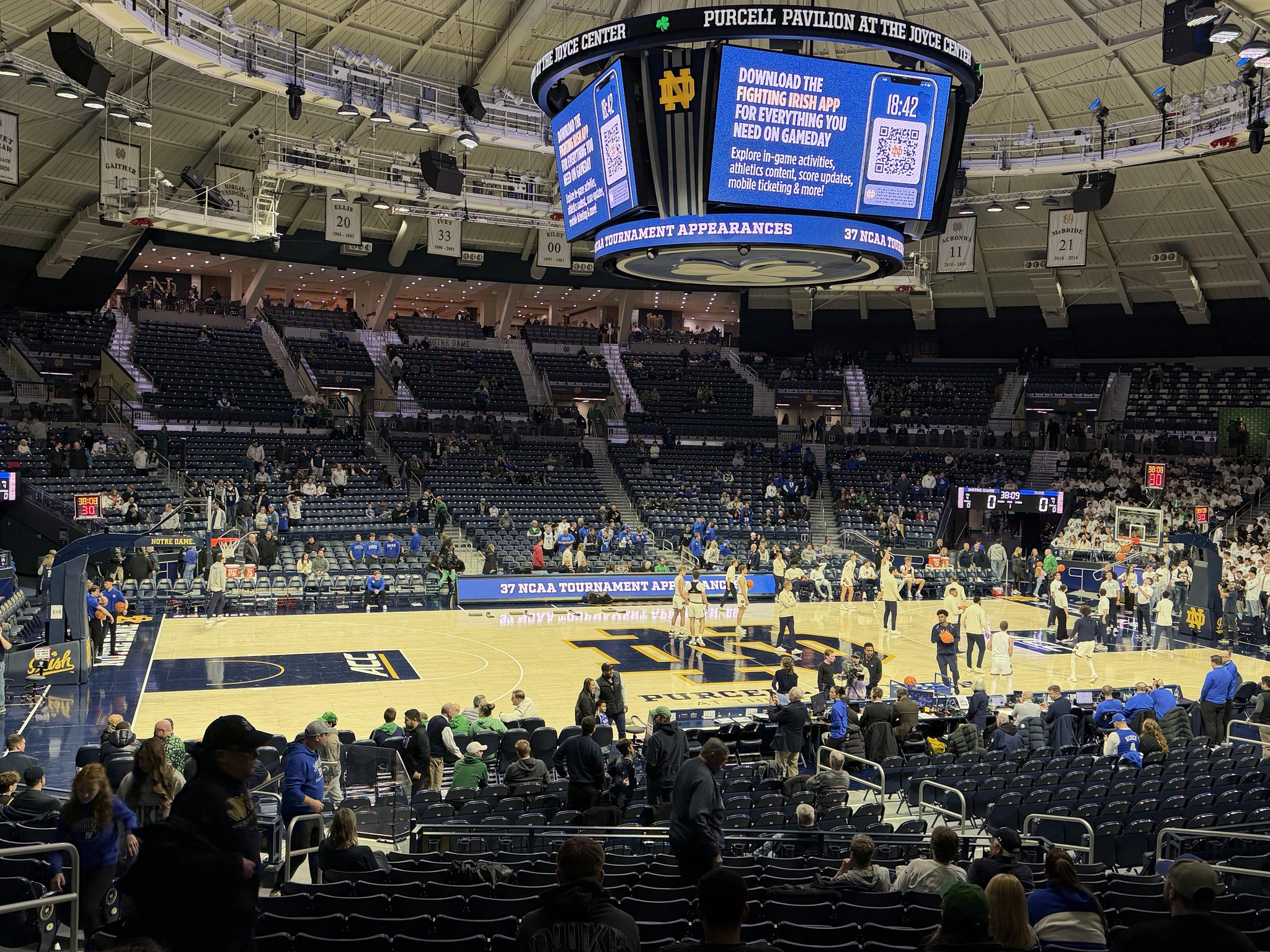 Vue réelle des fans prise de la Section 11 au site Purcell Pavilion at the Joyce Center par Jessica  K