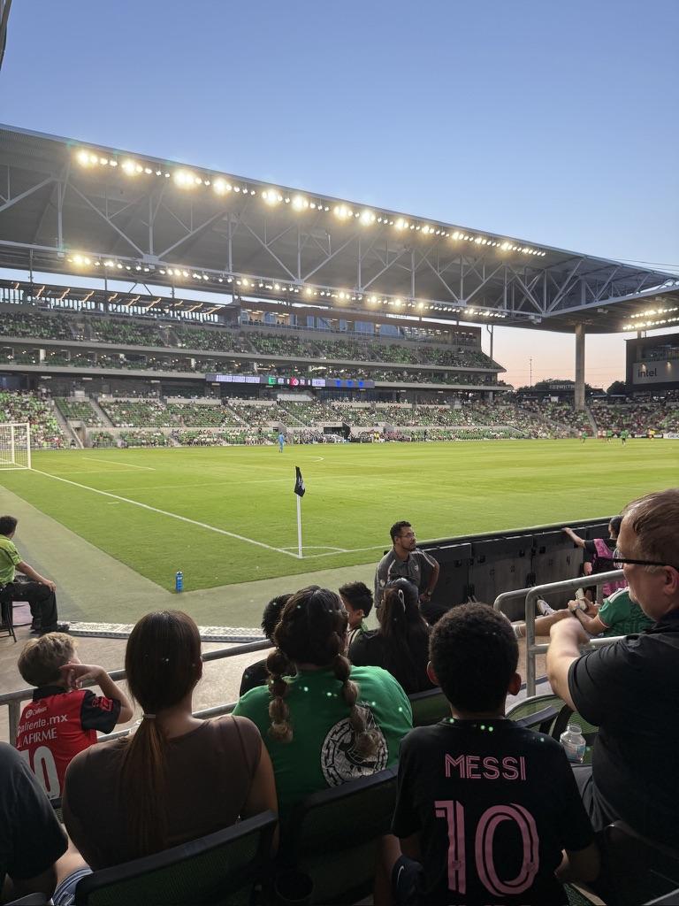 Vue réelle des fans prise de la Section 137 au site Q2 Stadium par Roxy Y
