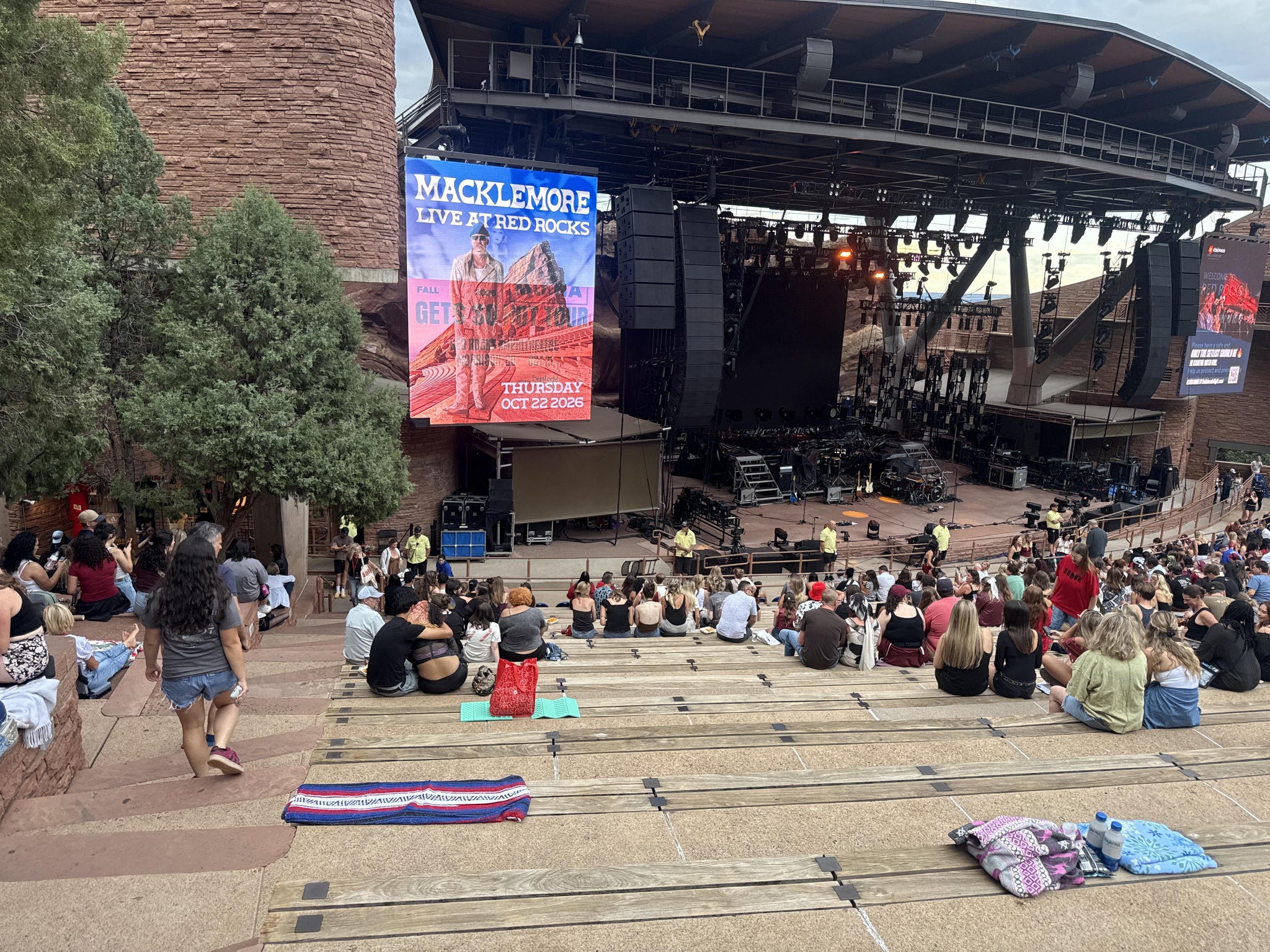 Vue réelle des fans prise de la Reserved Middle Left View au site Red Rocks Amphitheatre par Christian S