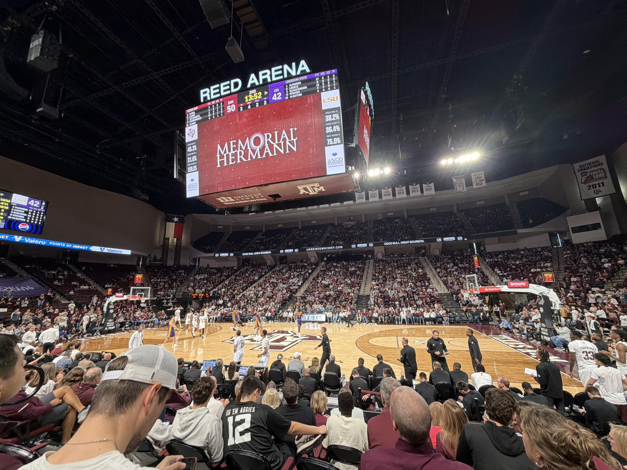 Vue réelle des fans prise de la Section 120 au site Reed Arena par Vernie B