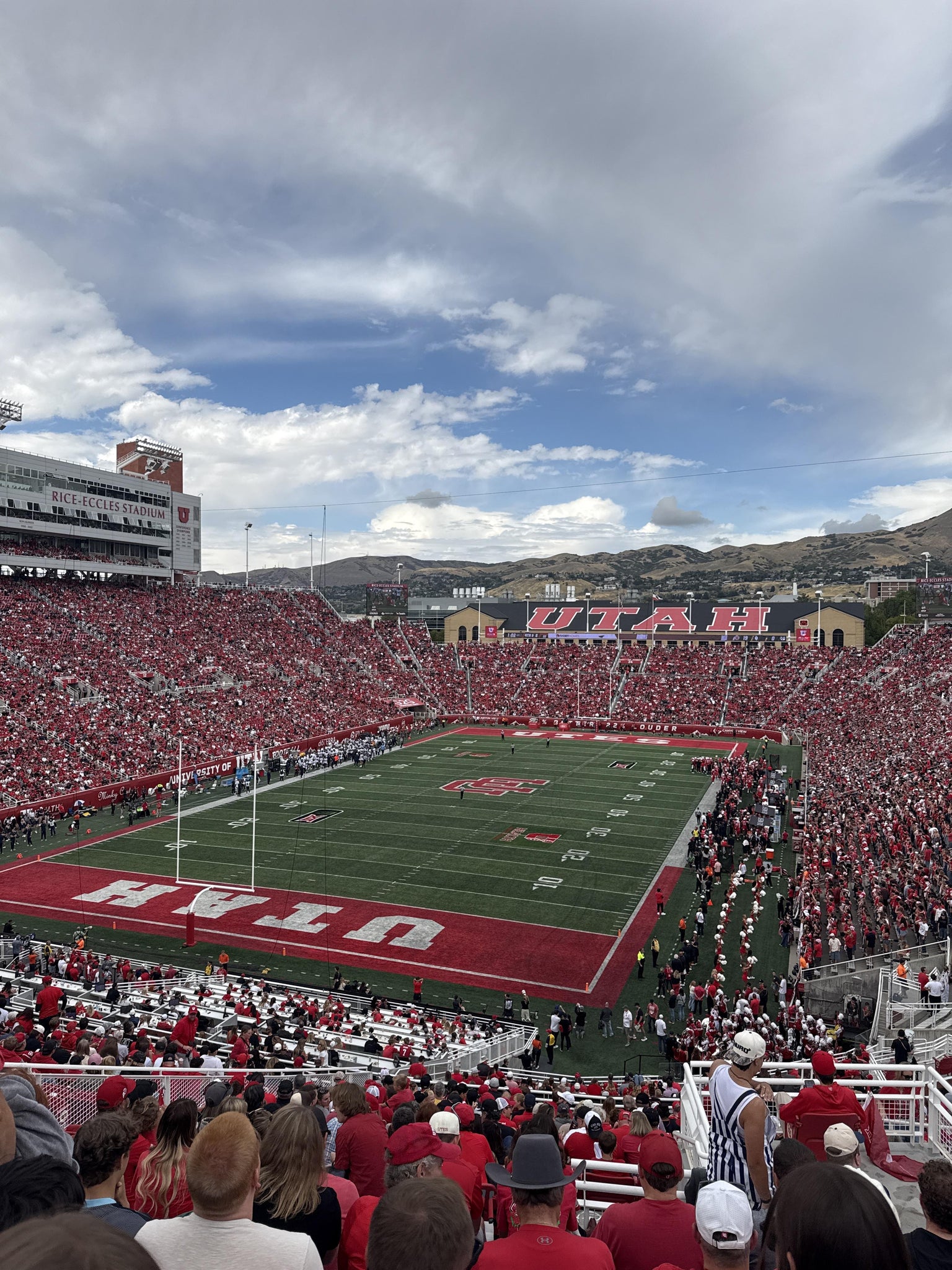 Vue réelle des fans prise de la Section 46 au site Rice-Eccles Stadium par Wanda B