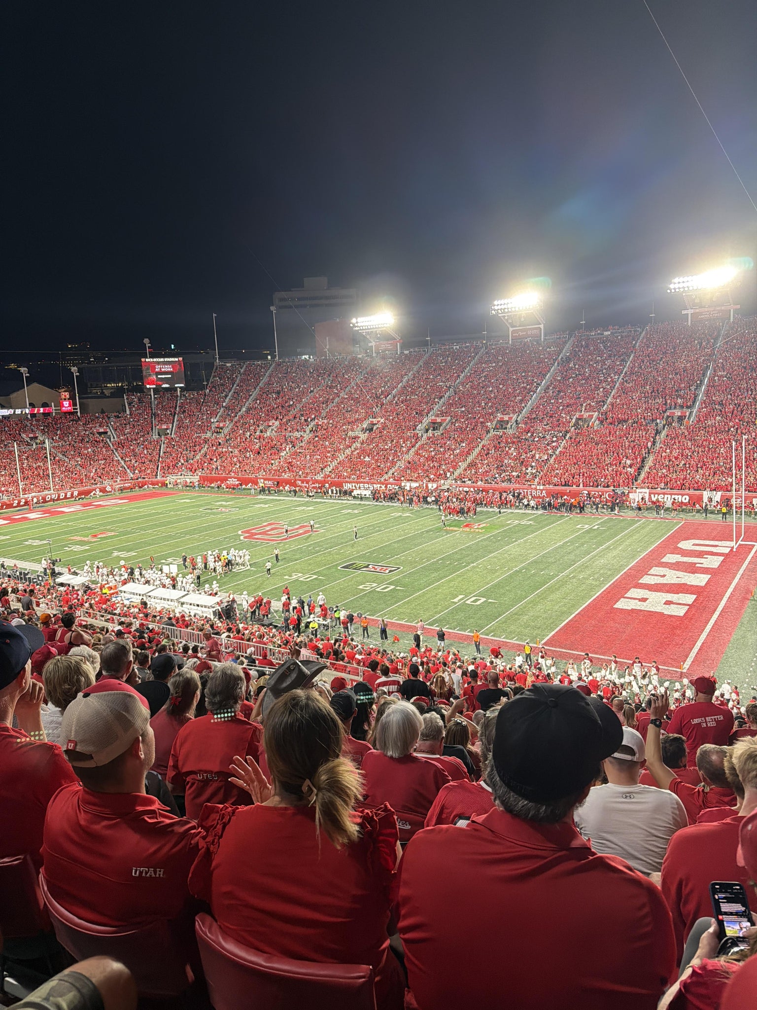 Vue réelle des fans prise de la Section 8 au site Rice-Eccles Stadium par Chase W