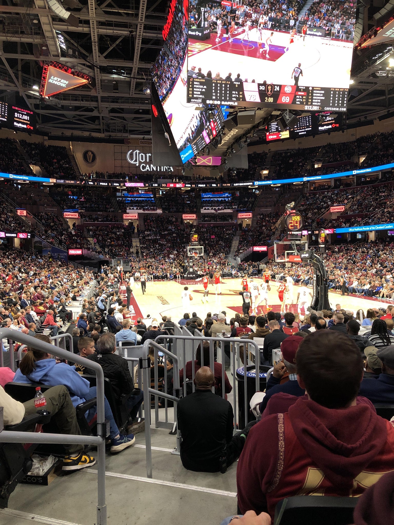 Vue réelle des fans prise de la Section 102 au site Rocket Arena par Michael A