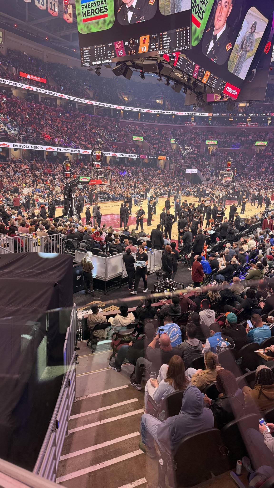 Vue réelle des fans prise de la Section 111 au site Rocket Arena par Jason R