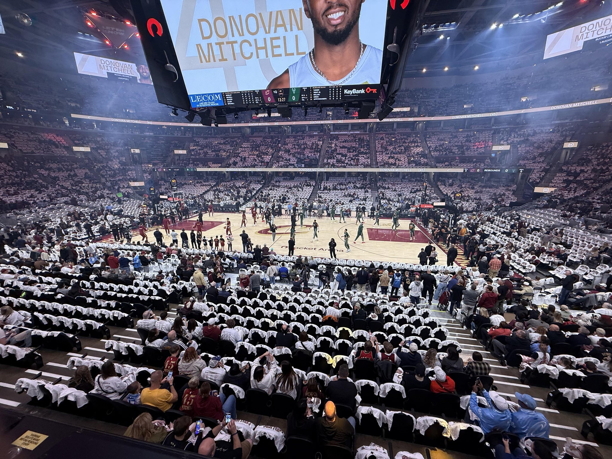 Vue réelle des fans prise de la Club 120 au site Rocket Arena par Jarrell W