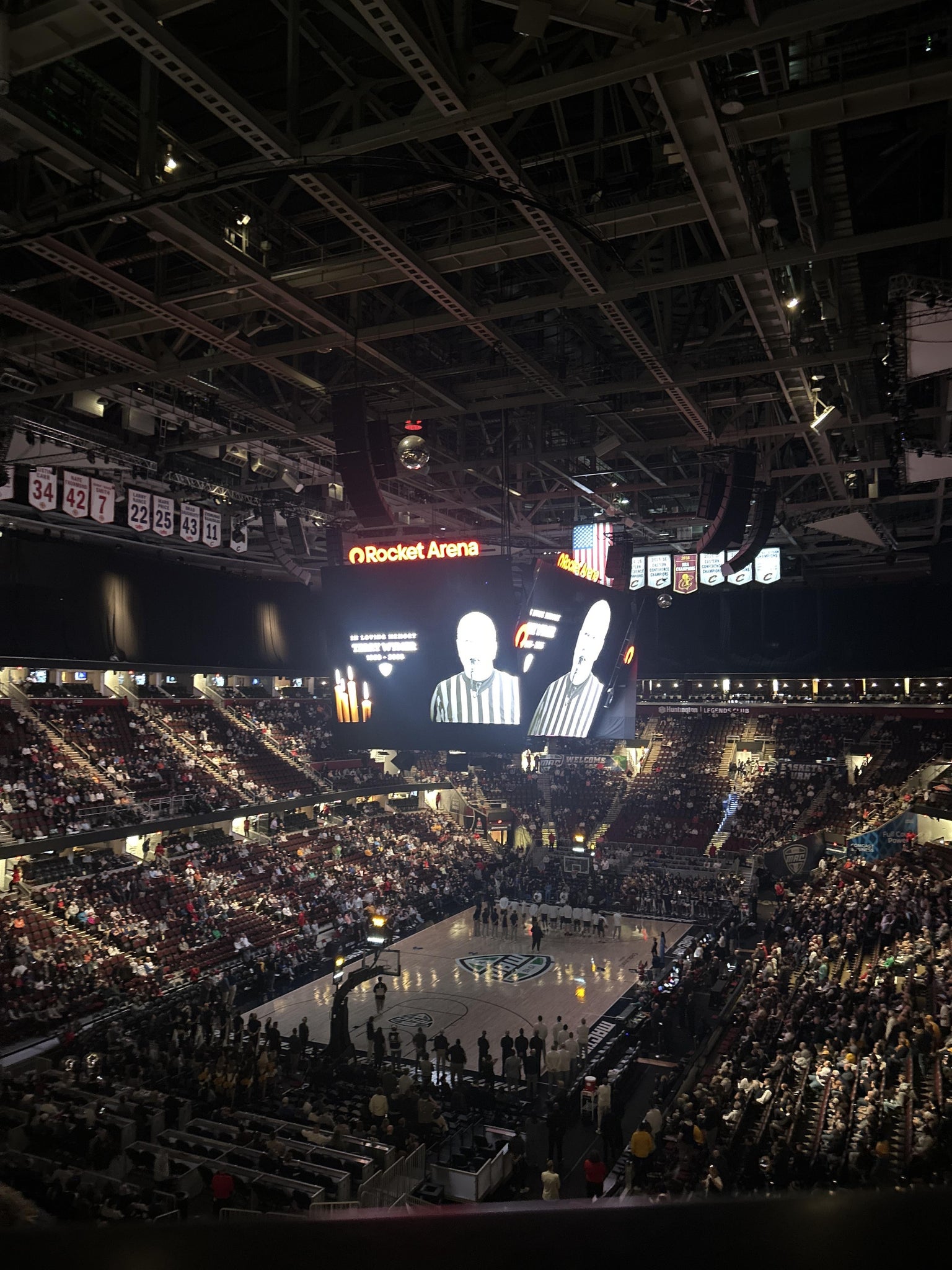 Vue réelle des fans prise de la Club Box 2 au site Rocket Arena par Ken D