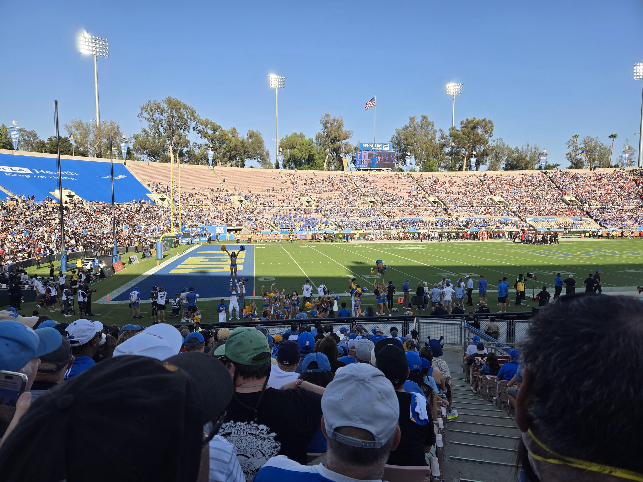 Vue réelle des fans prise de la Section 16 au site Rose Bowl Stadium par Mike H