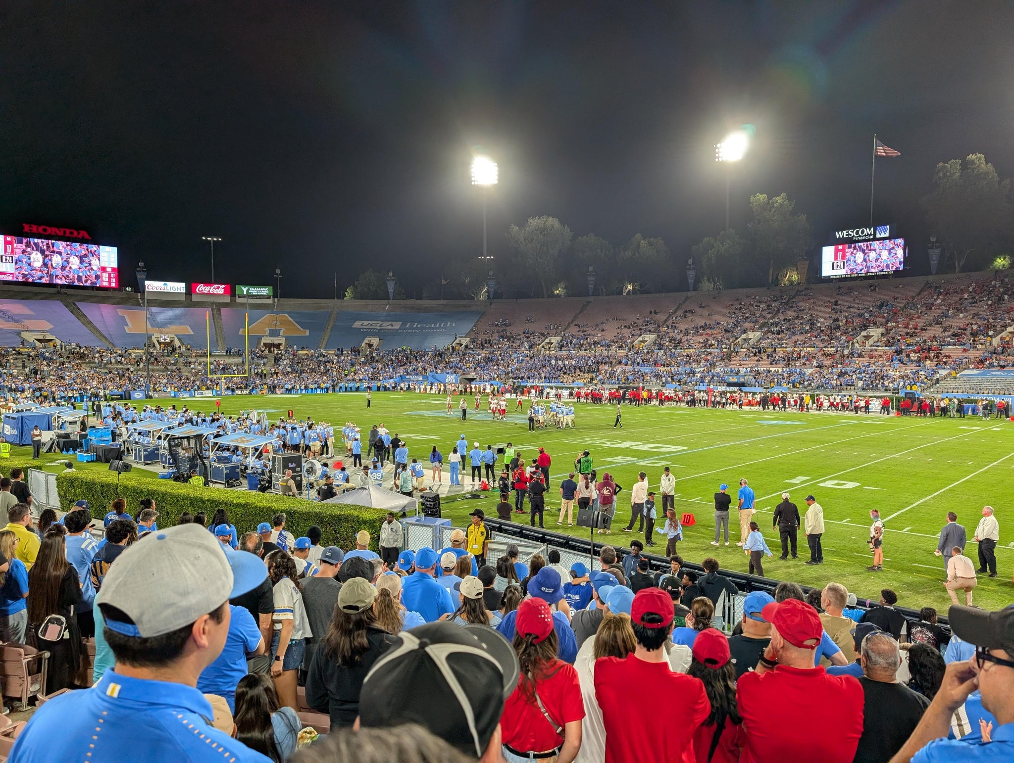 Vue réelle des fans prise de la Section 21 au site Rose Bowl Stadium par John A