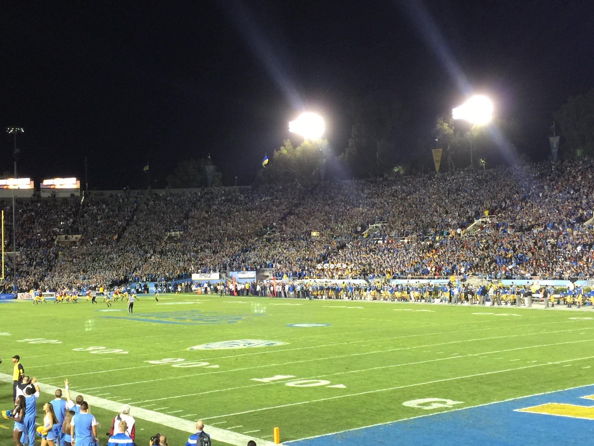 Vue réelle des fans prise de la Section 22 au site Rose Bowl Stadium par Daniela P