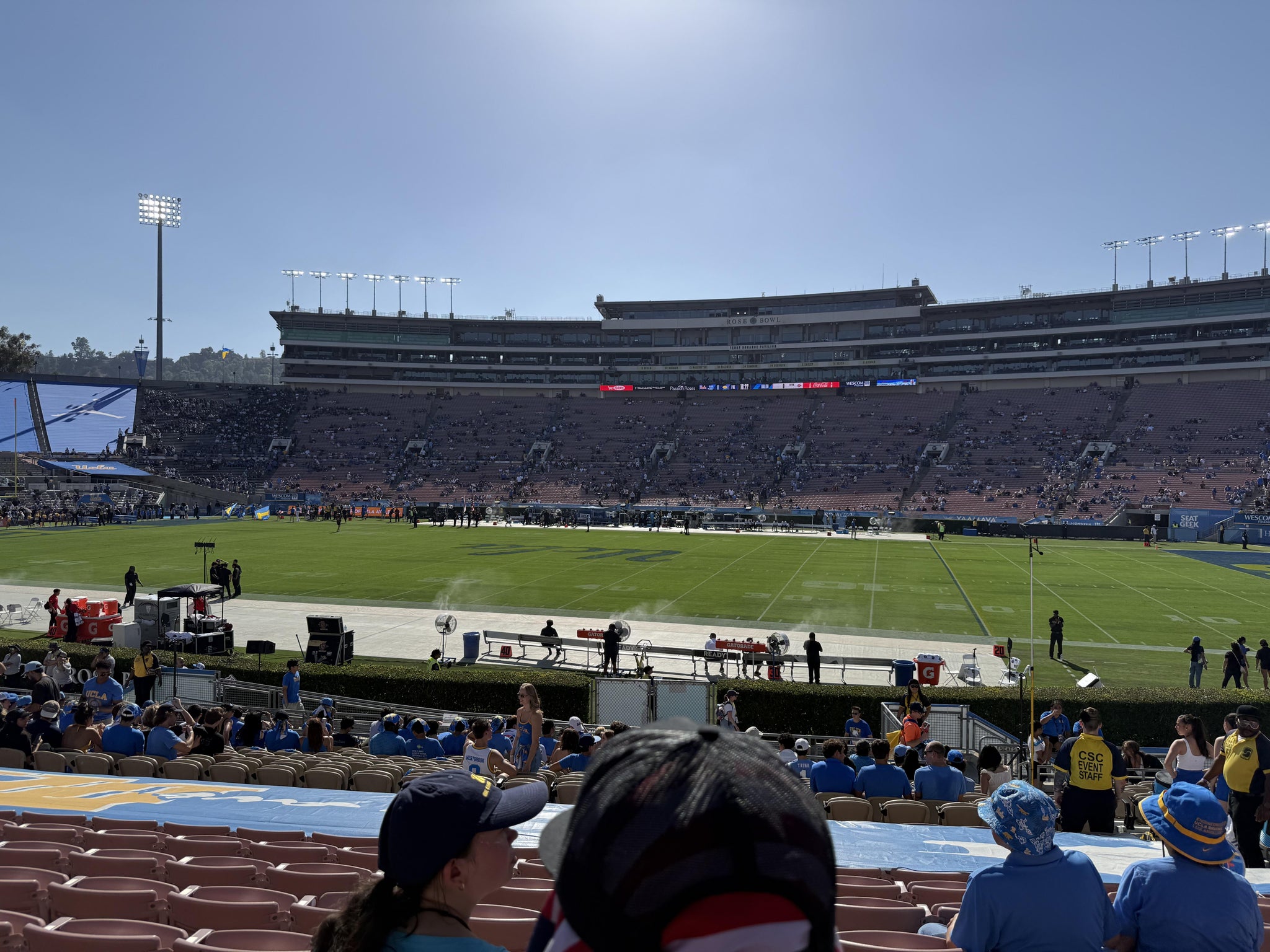 Vue réelle des fans prise de la Section 6 au site Rose Bowl Stadium par Shane O