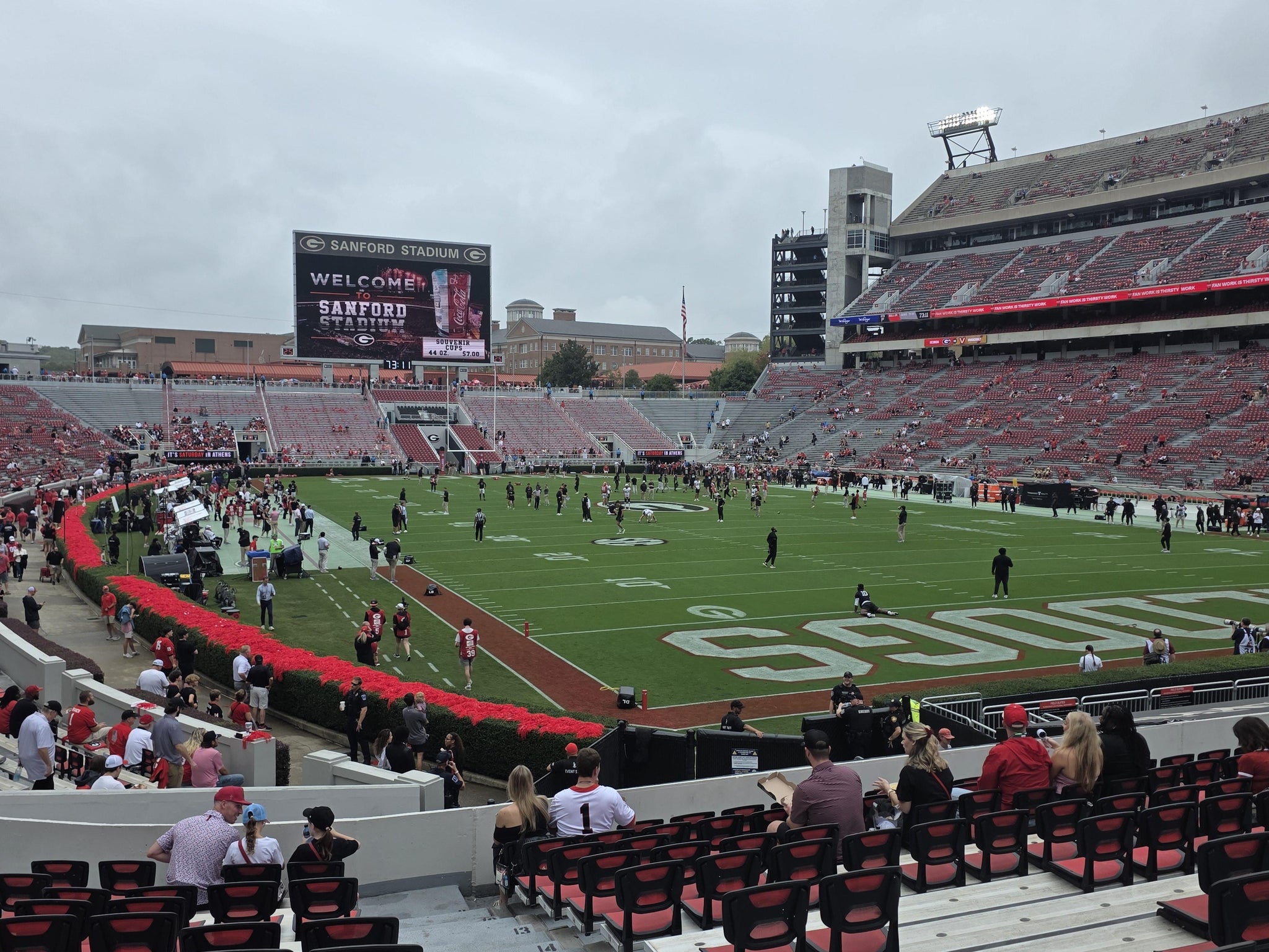 Vue réelle des fans prise de la Section 122 au site Sanford Stadium par Veleka W
