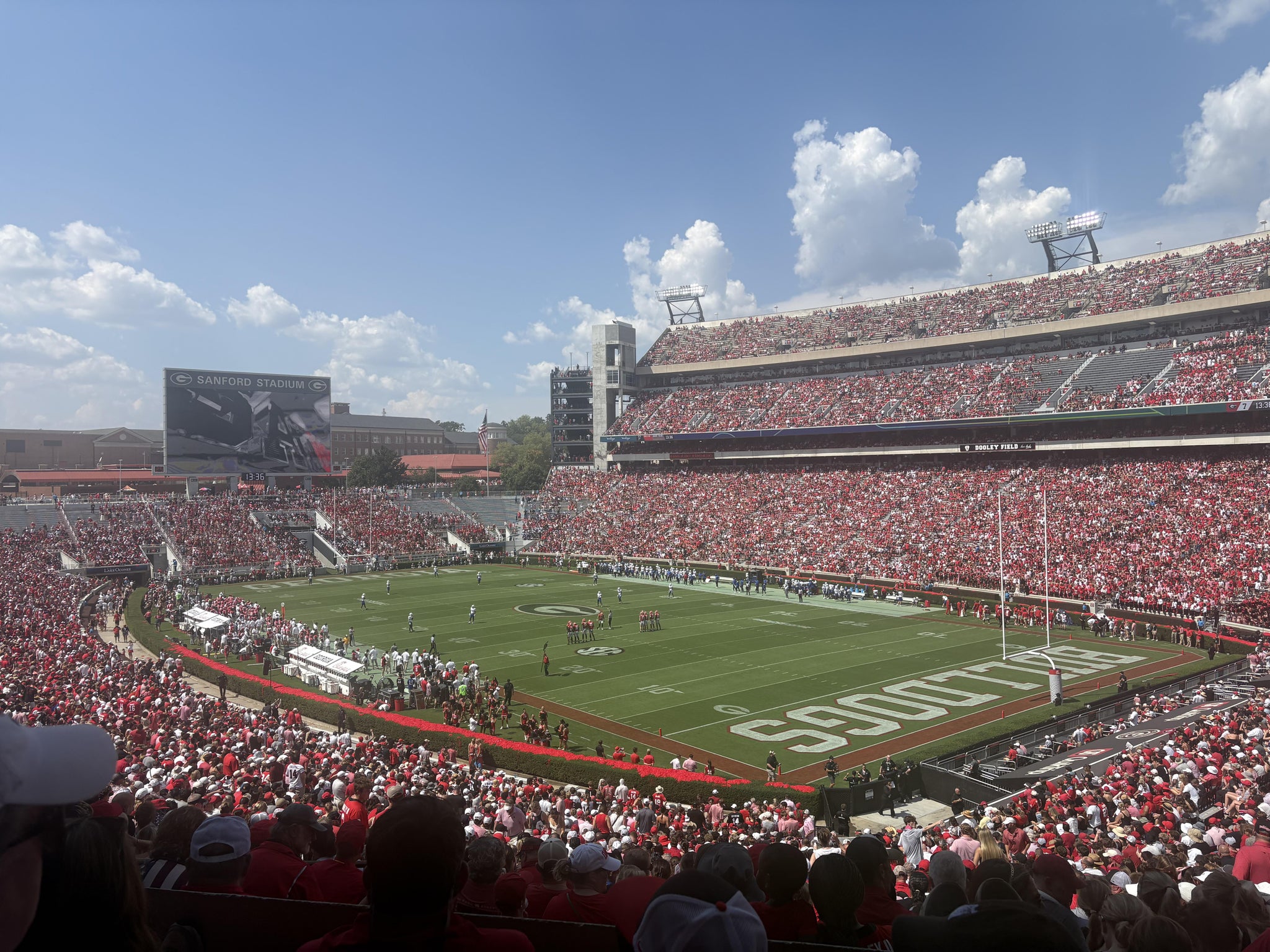 Vue réelle des fans prise de la East Lower Club 124 au site Sanford Stadium par Aston B