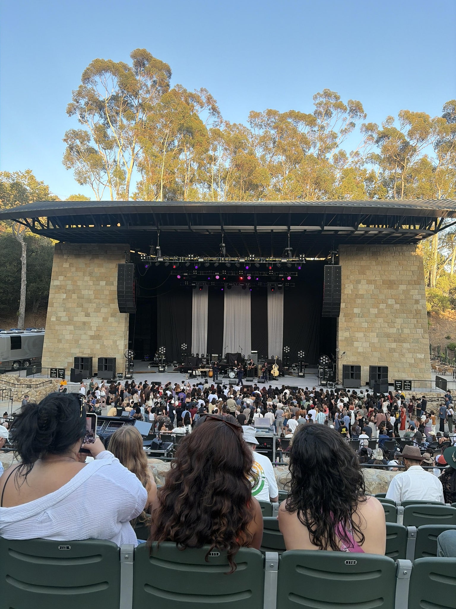 Vue réelle des fans prise de la Reserved H au site Santa Barbara Bowl par Hailey P