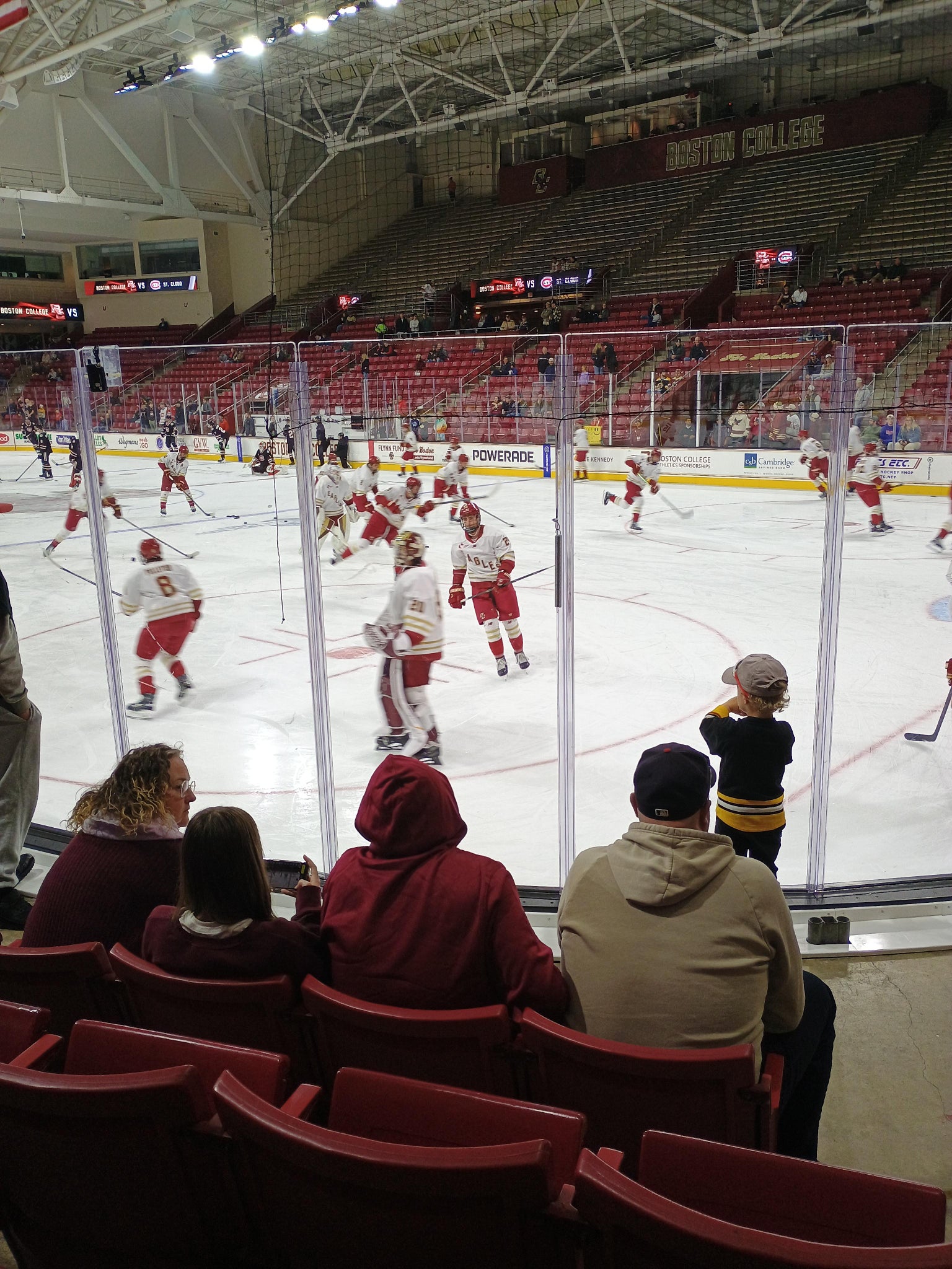 Vue réelle des fans prise de la Section I au site Silvio O. Conte Forum par Jacki A