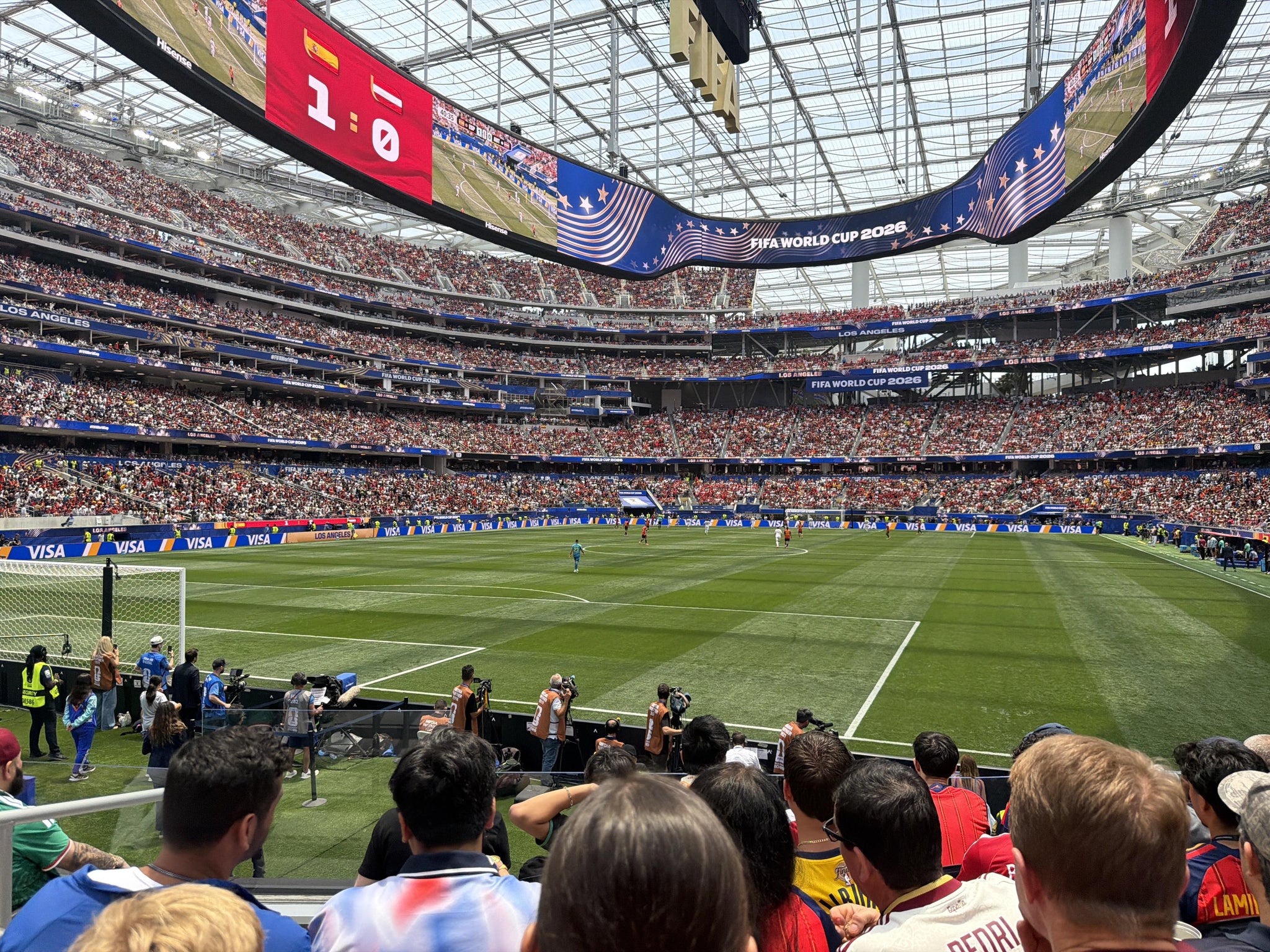 Vue réelle des fans prise de la Section 105 au site SoFi Stadium par Humberto F