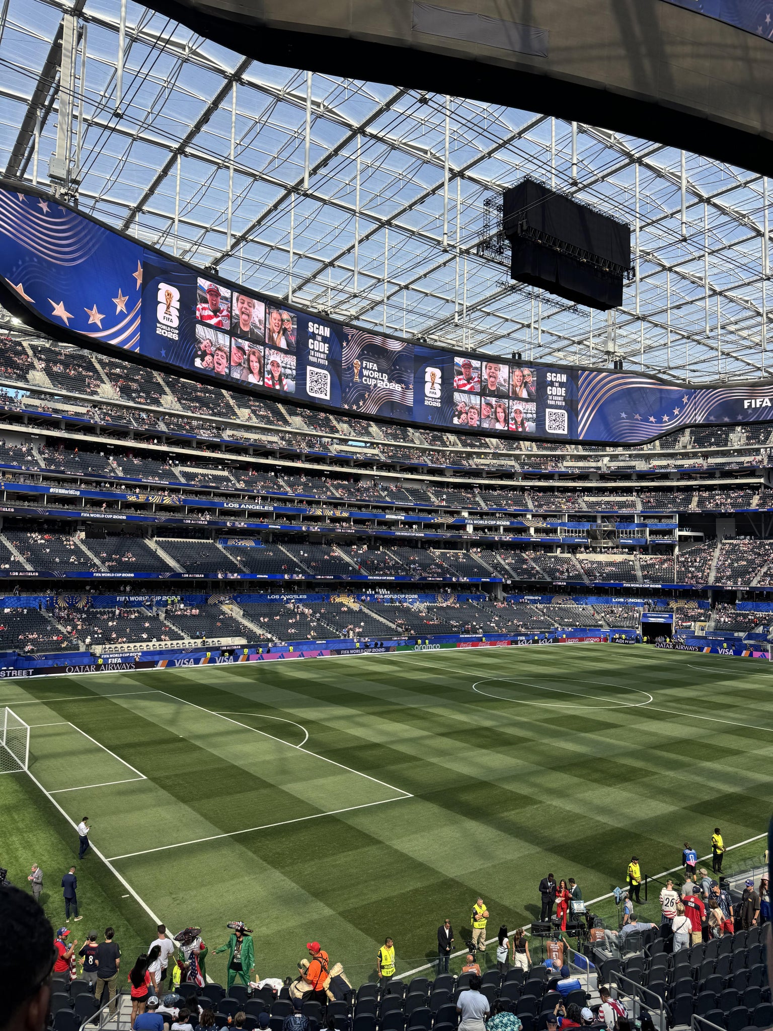 Vue réelle des fans prise de la Section 213 au site SoFi Stadium par Jacob F