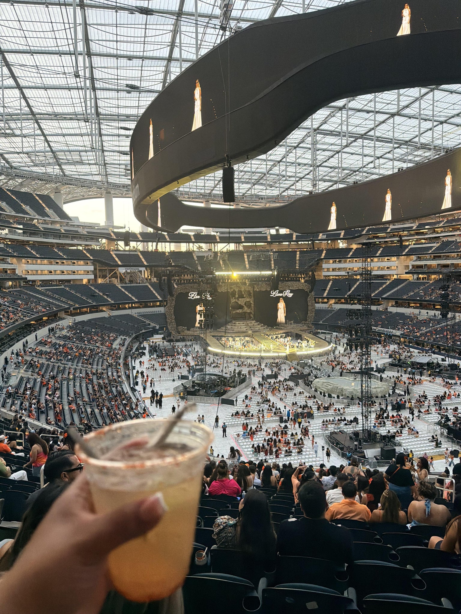 Vue réelle des fans prise de la Section 229 au site SoFi Stadium par Stephanie M