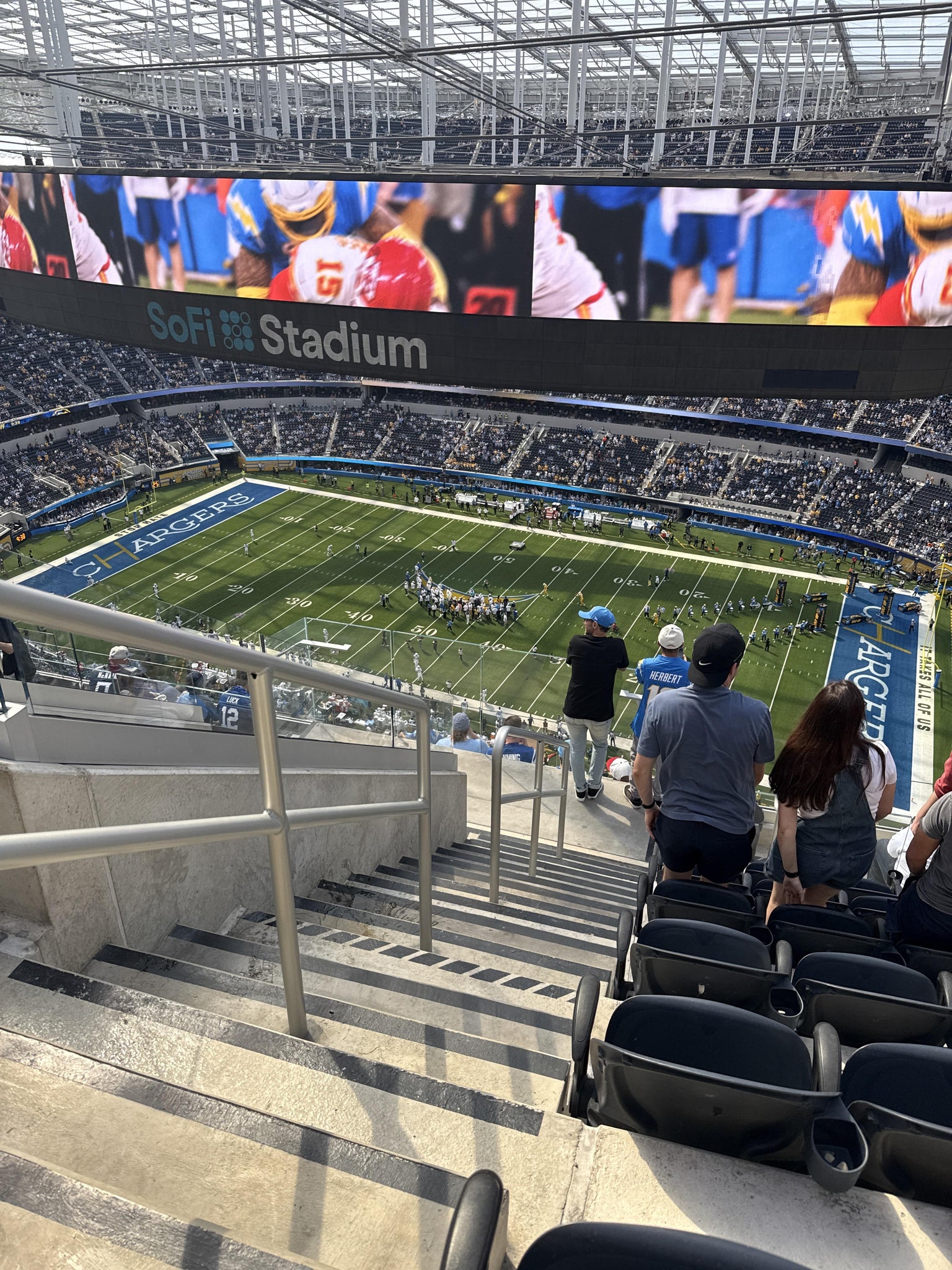 Vue réelle des fans prise de la Section 544 au site SoFi Stadium par William T