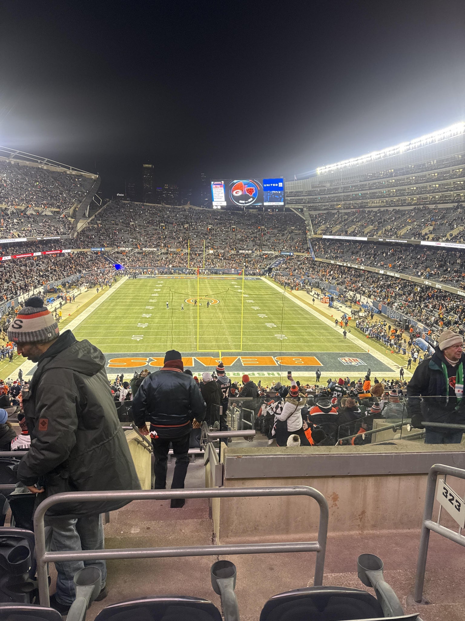 Vue réelle des fans prise de la Section 323 au site Soldier Field par Anonymous User