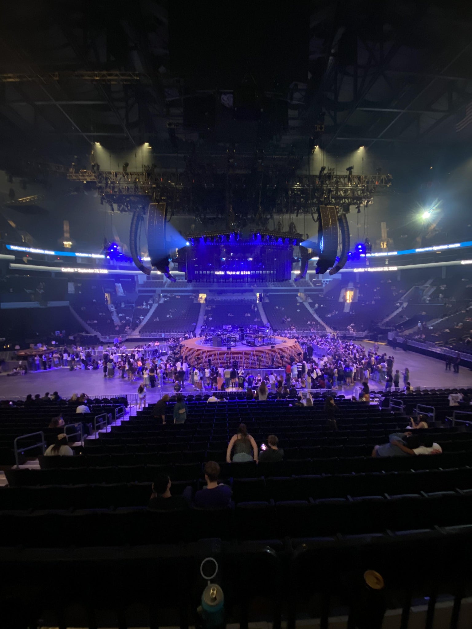 Vue réelle des fans prise de la Section 105 au site Spectrum Center - Charlotte par Laisha H