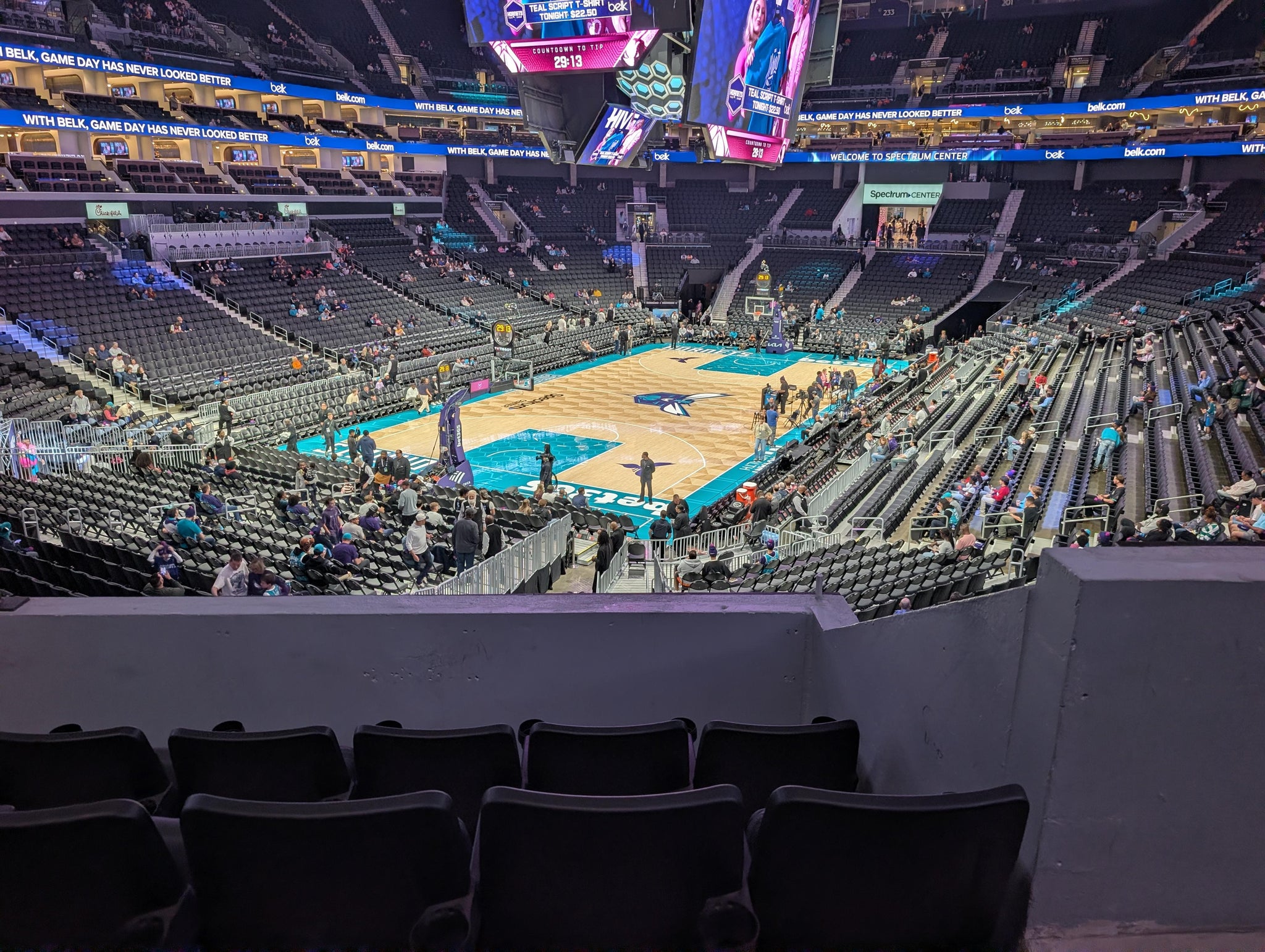 Vue réelle des fans prise de la Section 108 au site Spectrum Center - Charlotte par Joshua B