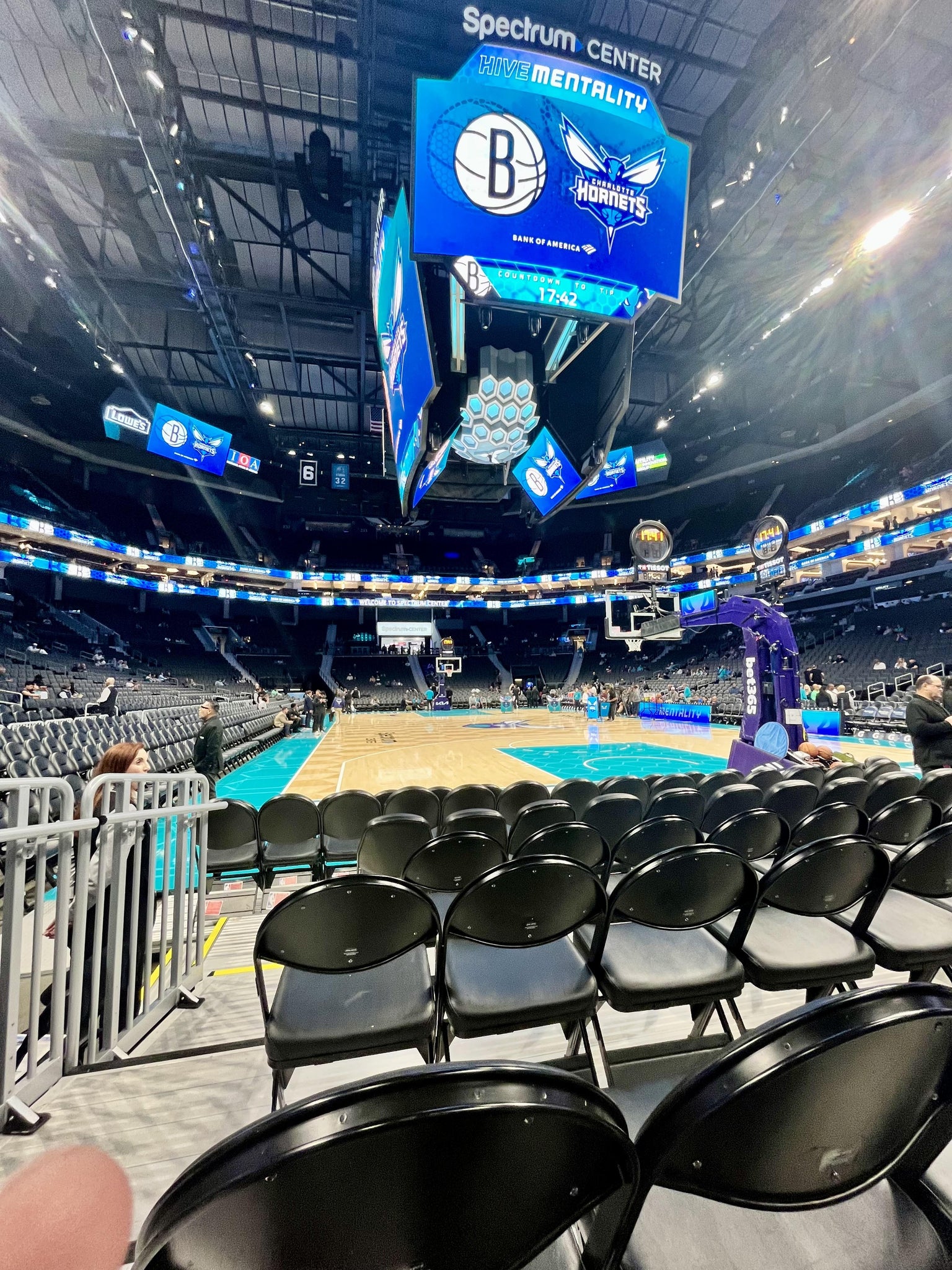 Vue réelle des fans prise de la Section 110 au site Spectrum Center - Charlotte par Cameryn P