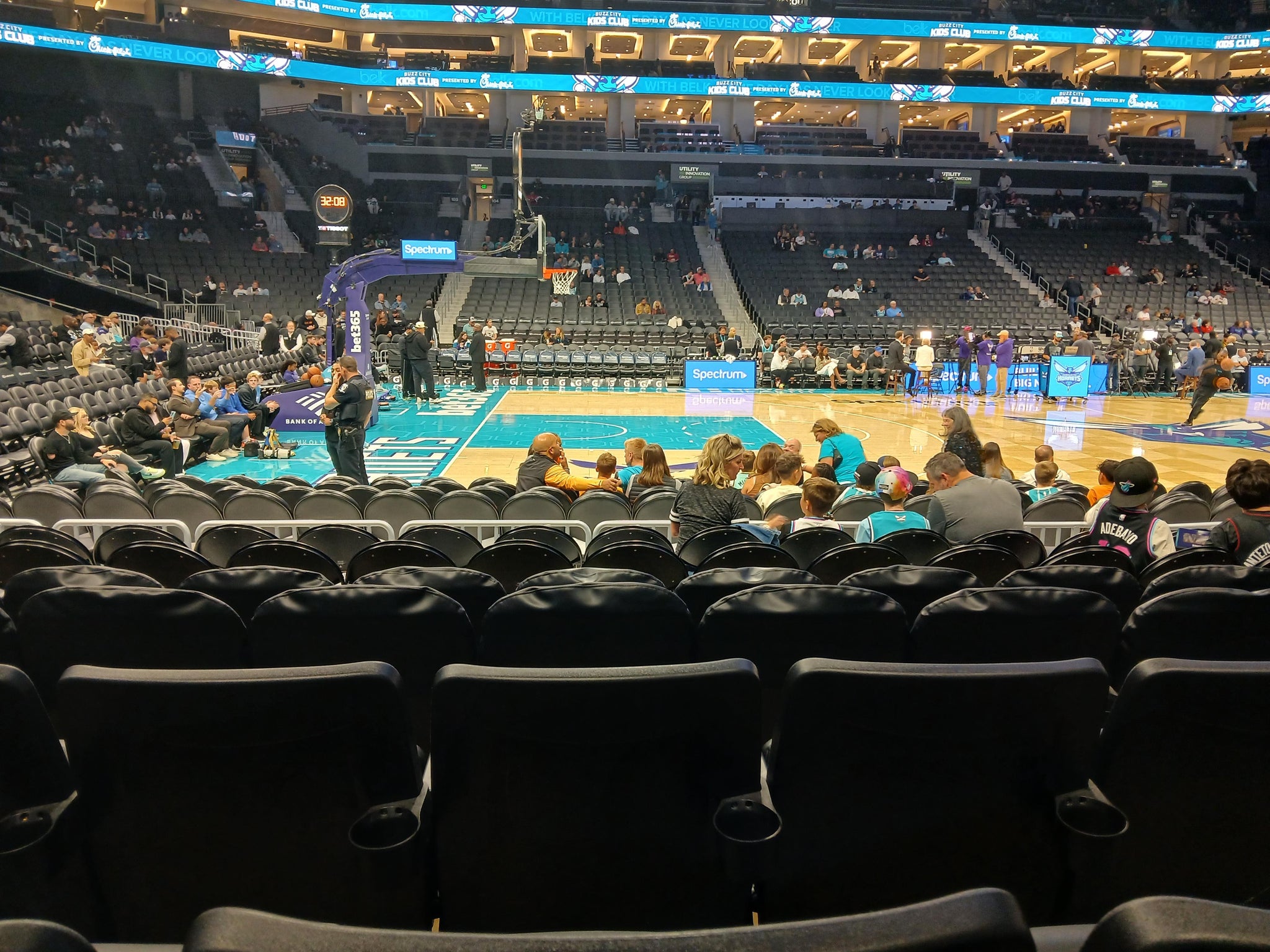 Vue réelle des fans prise de la Section 115 au site Spectrum Center - Charlotte par Anonymous User