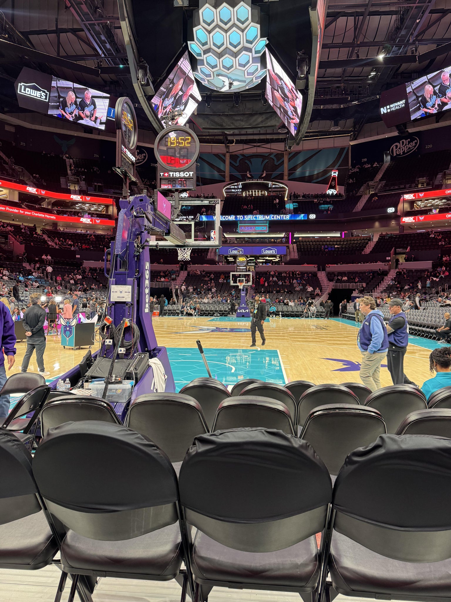 Vue réelle des fans prise de la Section 118 au site Spectrum Center - Charlotte par Taylor S