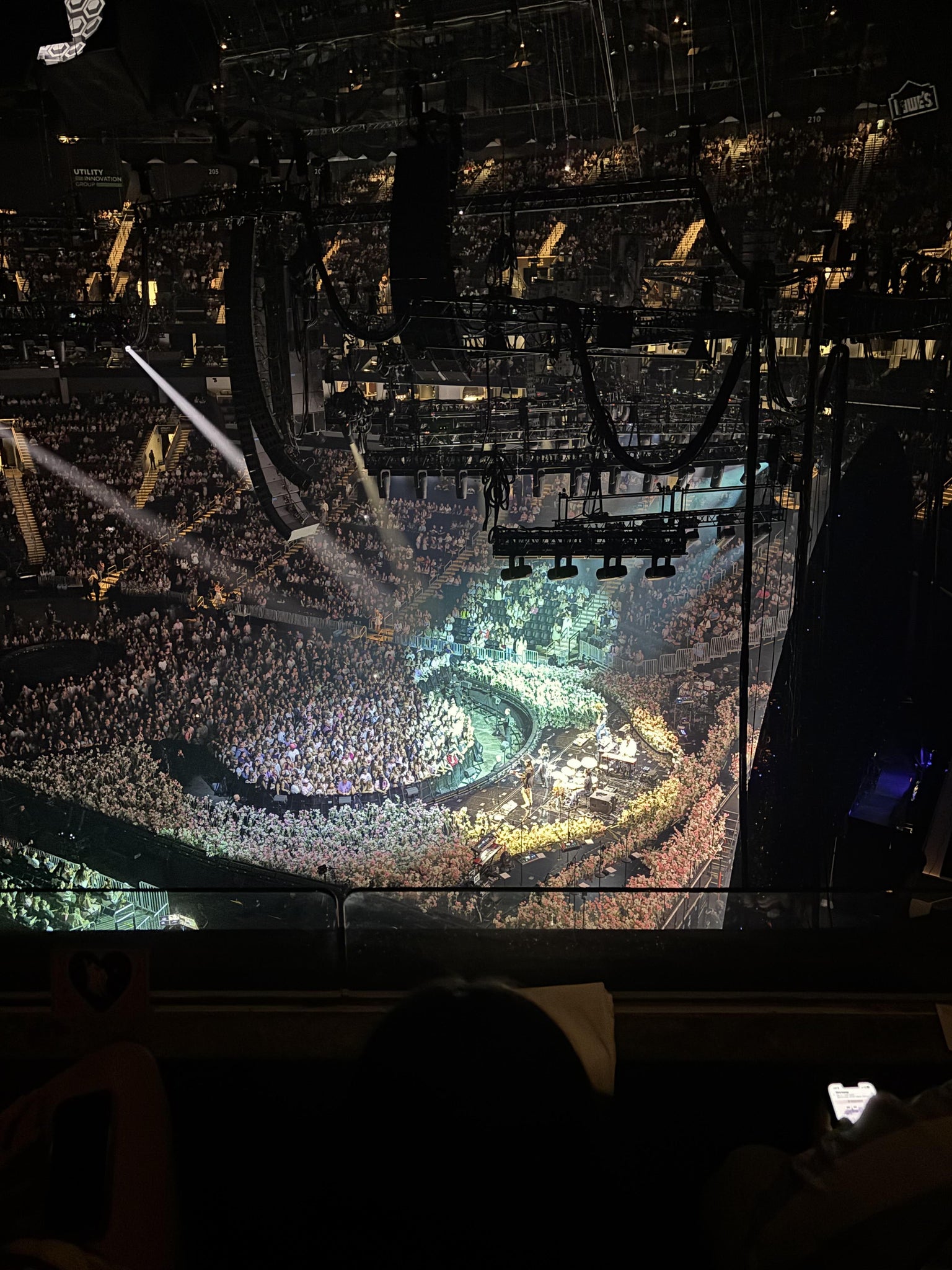 Vue réelle des fans prise de la Section 221 au site Spectrum Center - Charlotte par Ana R