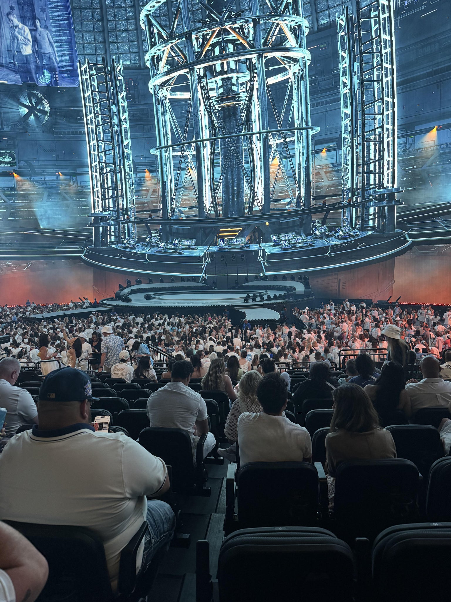 Vue réelle des fans prise de la Section 107 au site Sphere par Ashley D