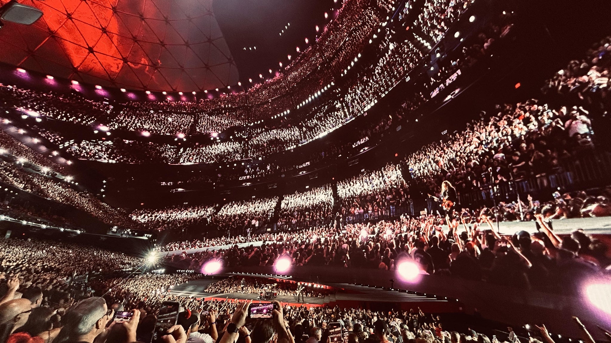 Vue réelle des fans prise de la Section 109 au site Sphere par Abril C