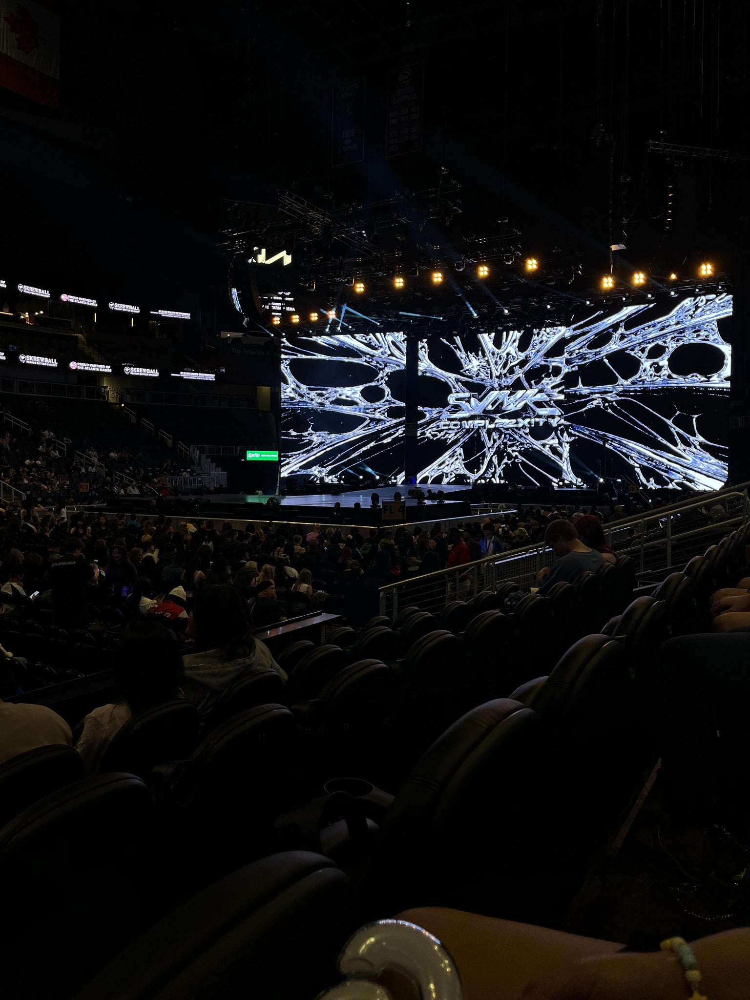 Vue réelle des fans prise de la Section 109 au site State Farm Arena par Anaya S