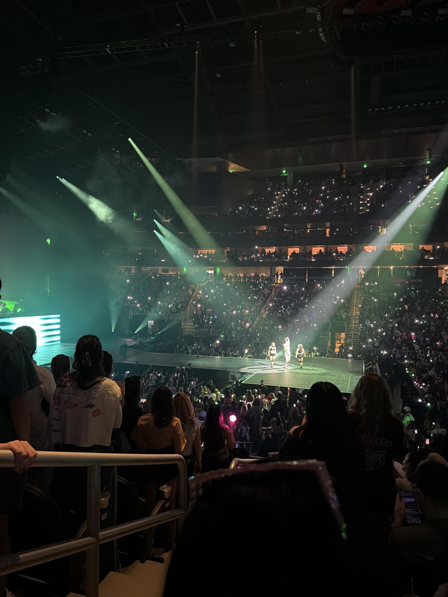 Vue réelle des fans prise de la Section 119 au site State Farm Arena par Lena H
