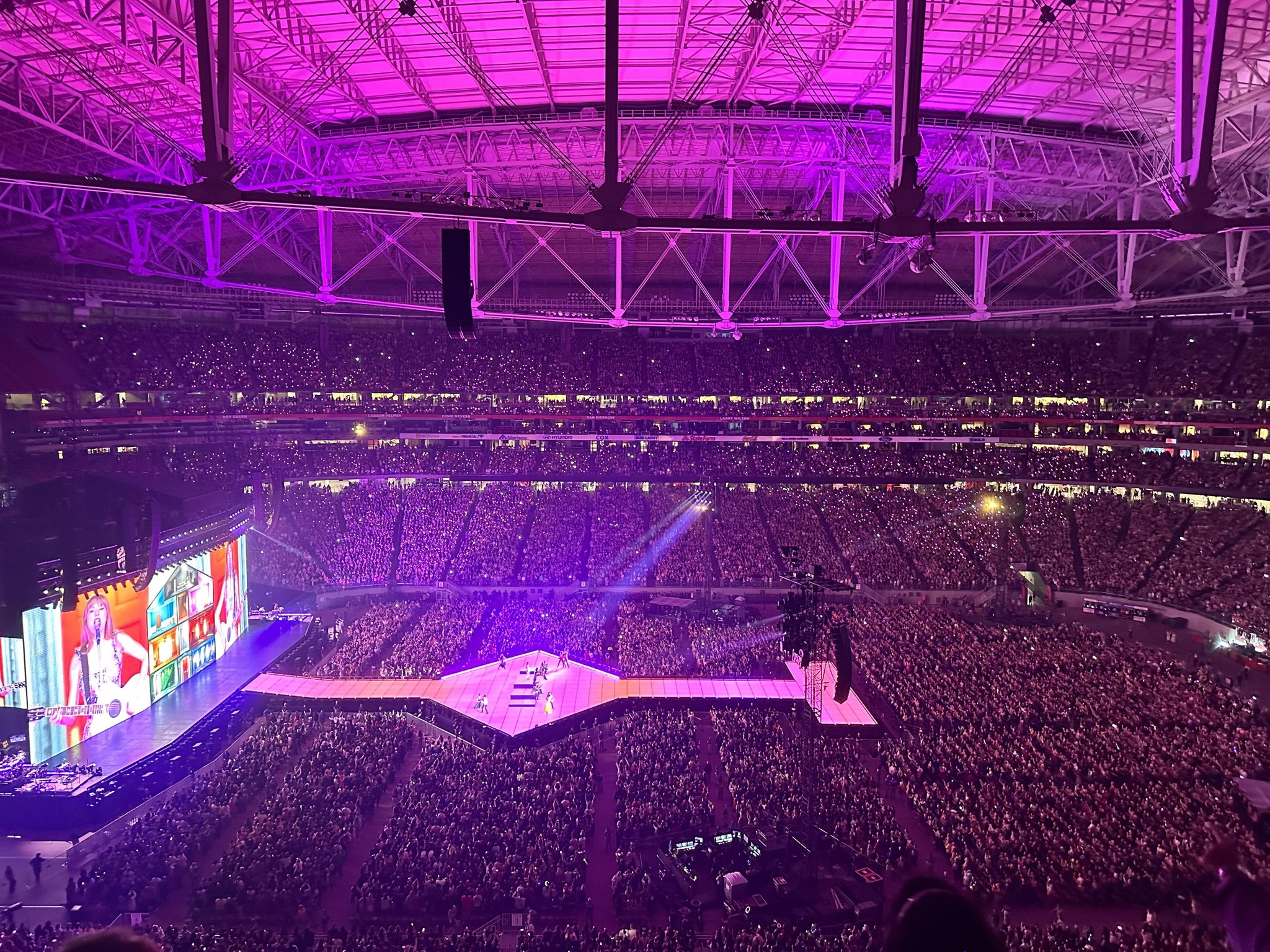 Vue réelle des fans prise de la Section 445 au site State Farm Stadium par Andrew J