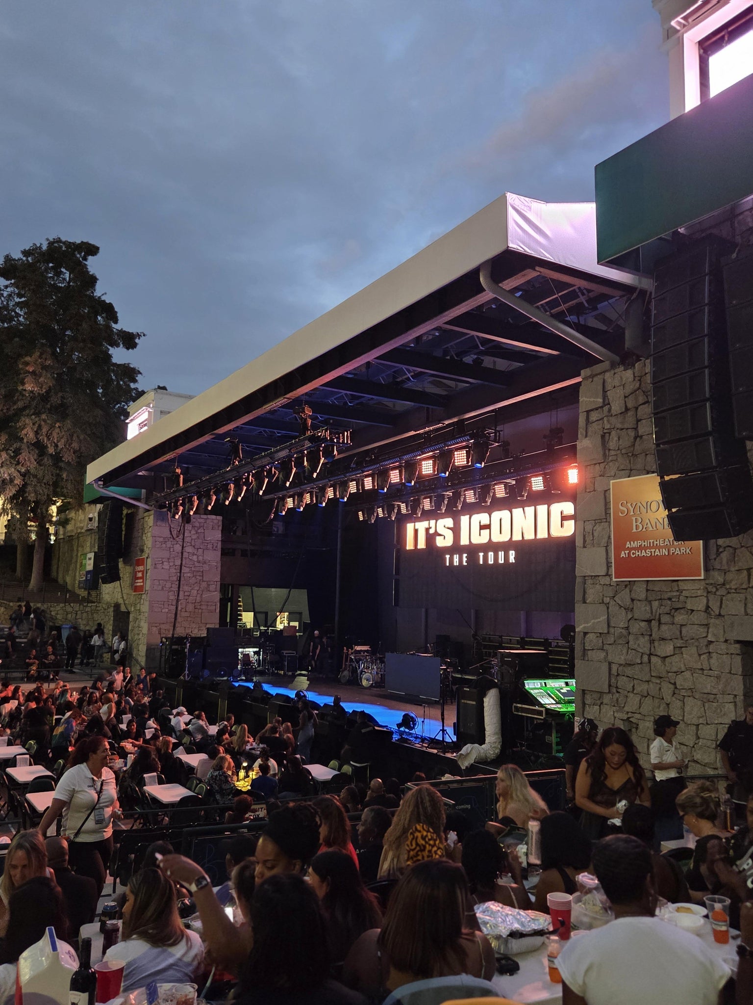 Vue réelle des fans prise de la Table Right au site Synovus Bank Amphitheatre at Chastain Park par Kim W