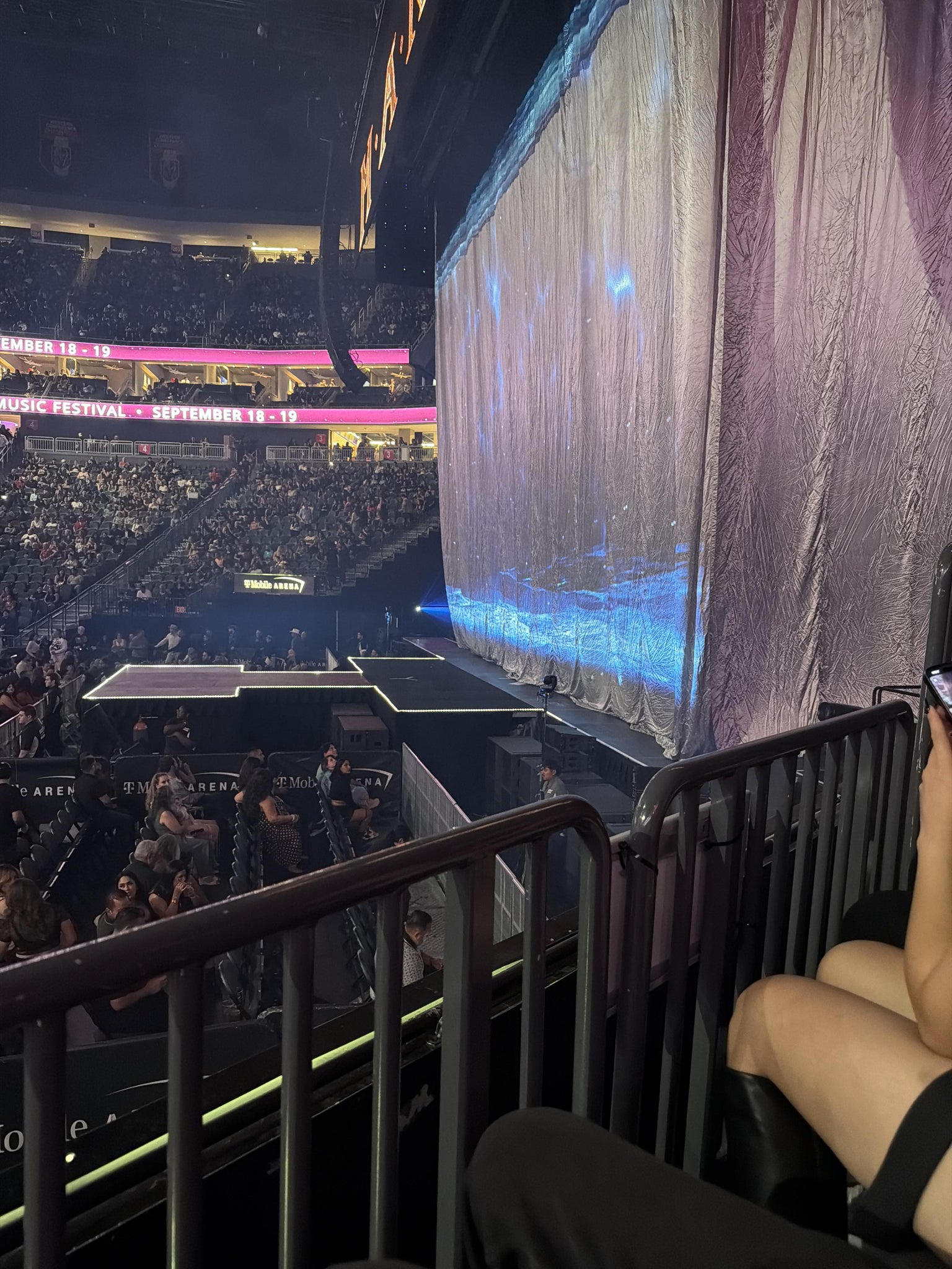 Vue réelle des fans prise de la Section 18 au site T-Mobile Arena par Sara P