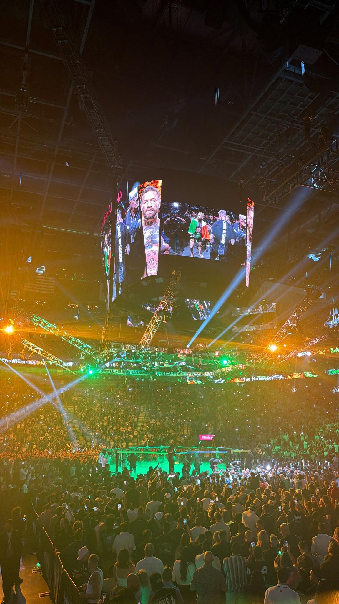 Vue réelle des fans prise de la Section 19 au site T-Mobile Arena par Jared E