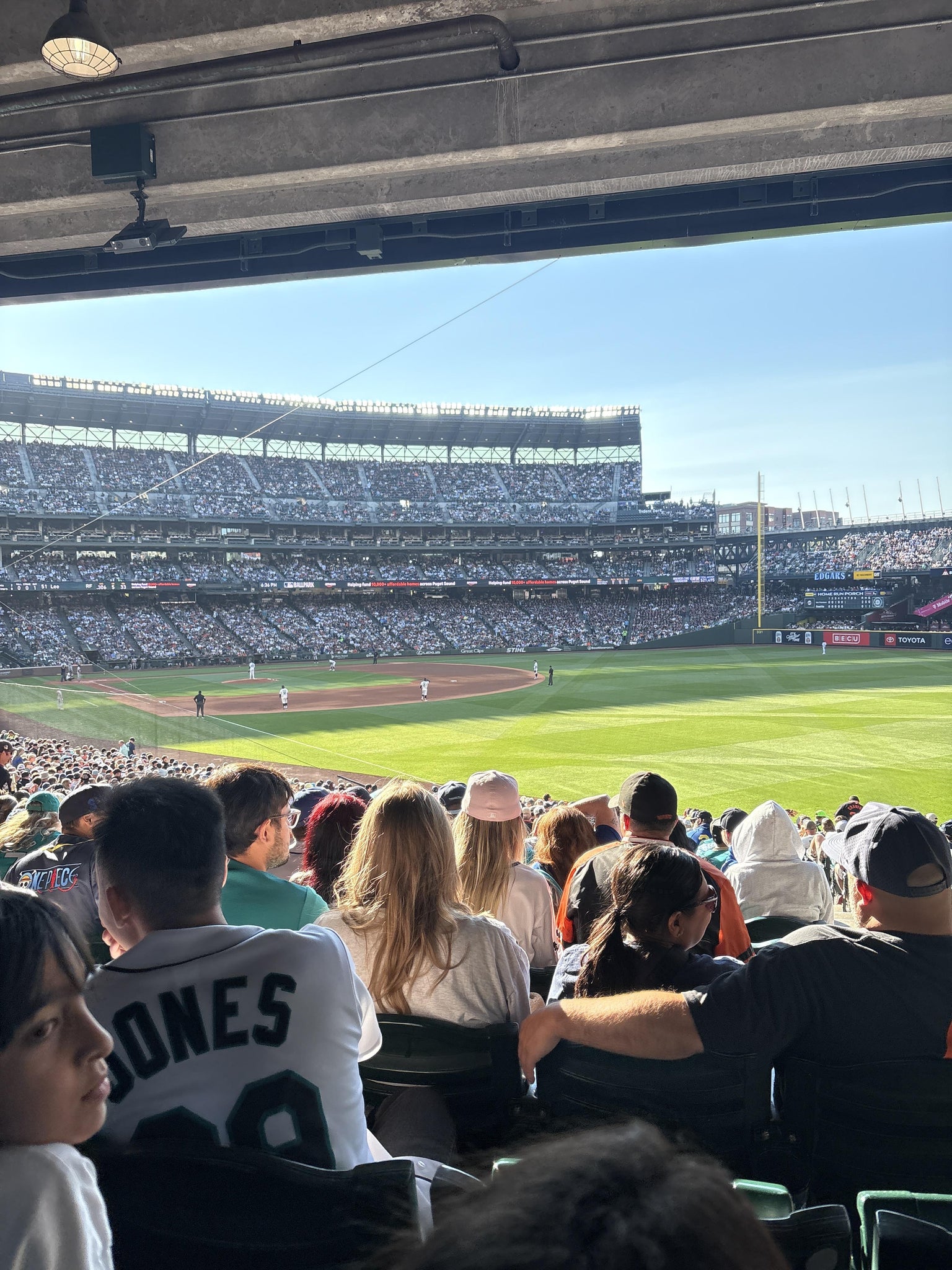 Vue réelle des fans prise de la Section 112 au site T-Mobile Park par Luis Z