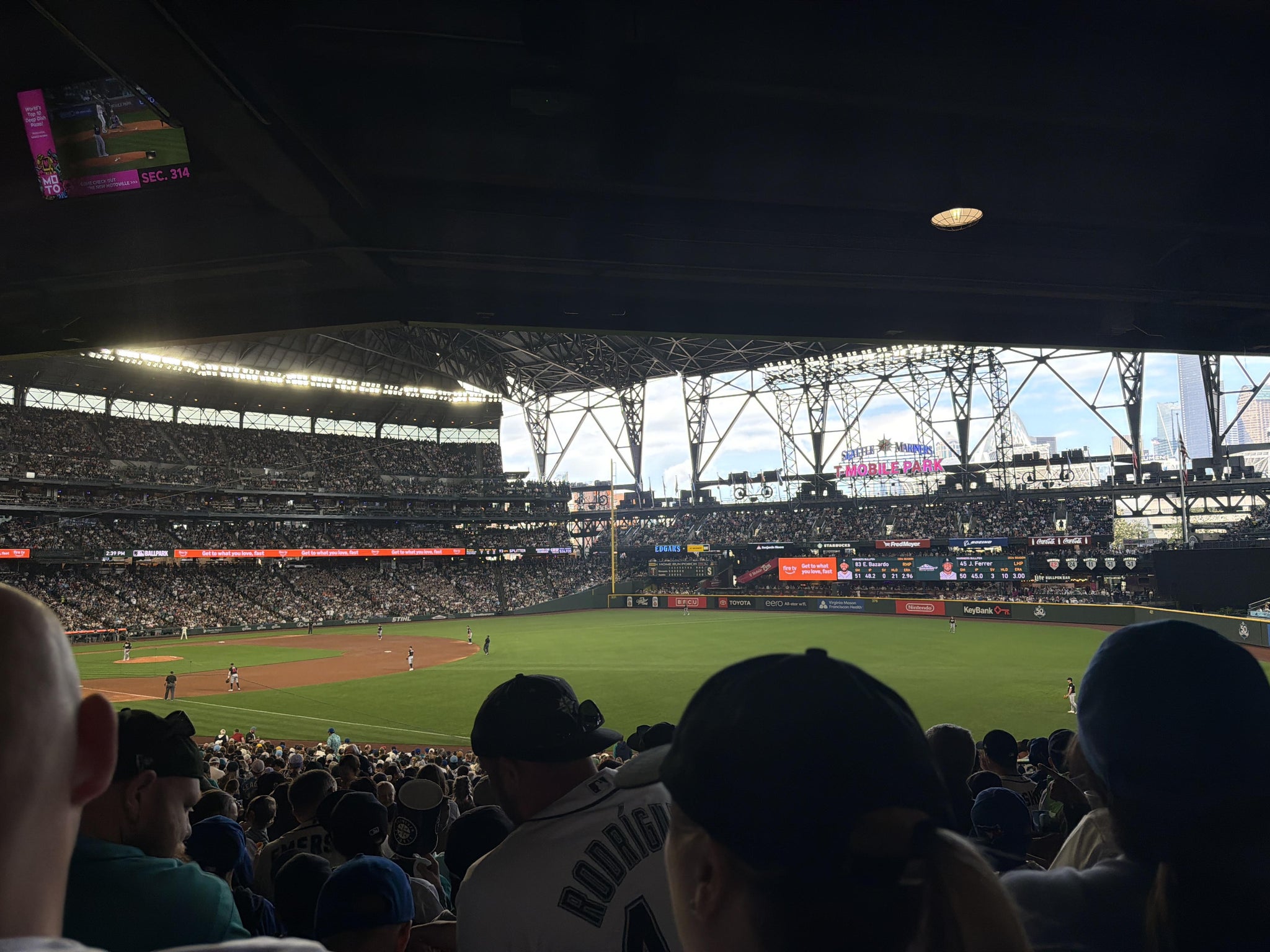 Vue réelle des fans prise de la Section 114 au site T-Mobile Park par Anonymous User