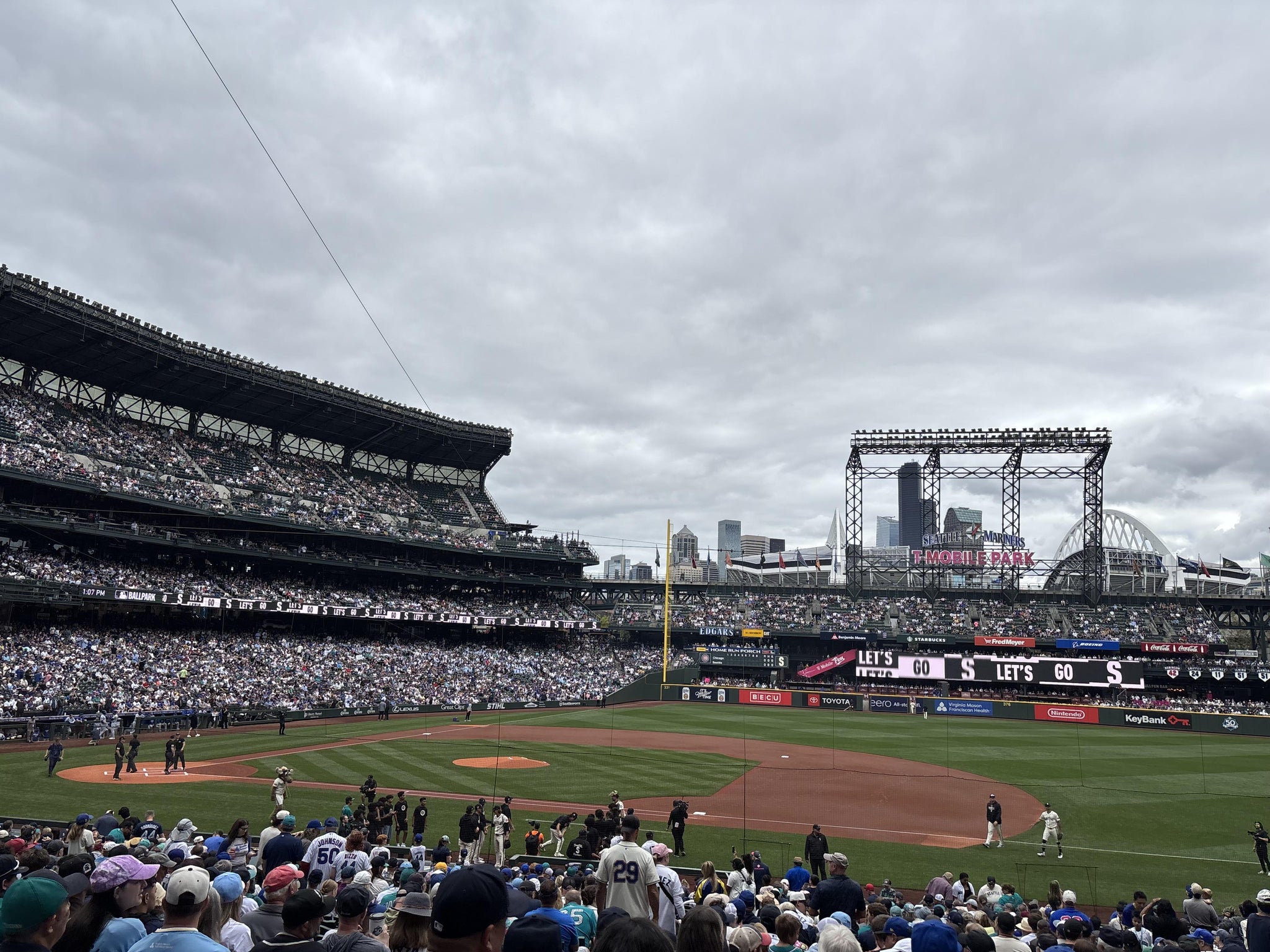 Vue réelle des fans prise de la Section 120 au site T-Mobile Park par Robert W