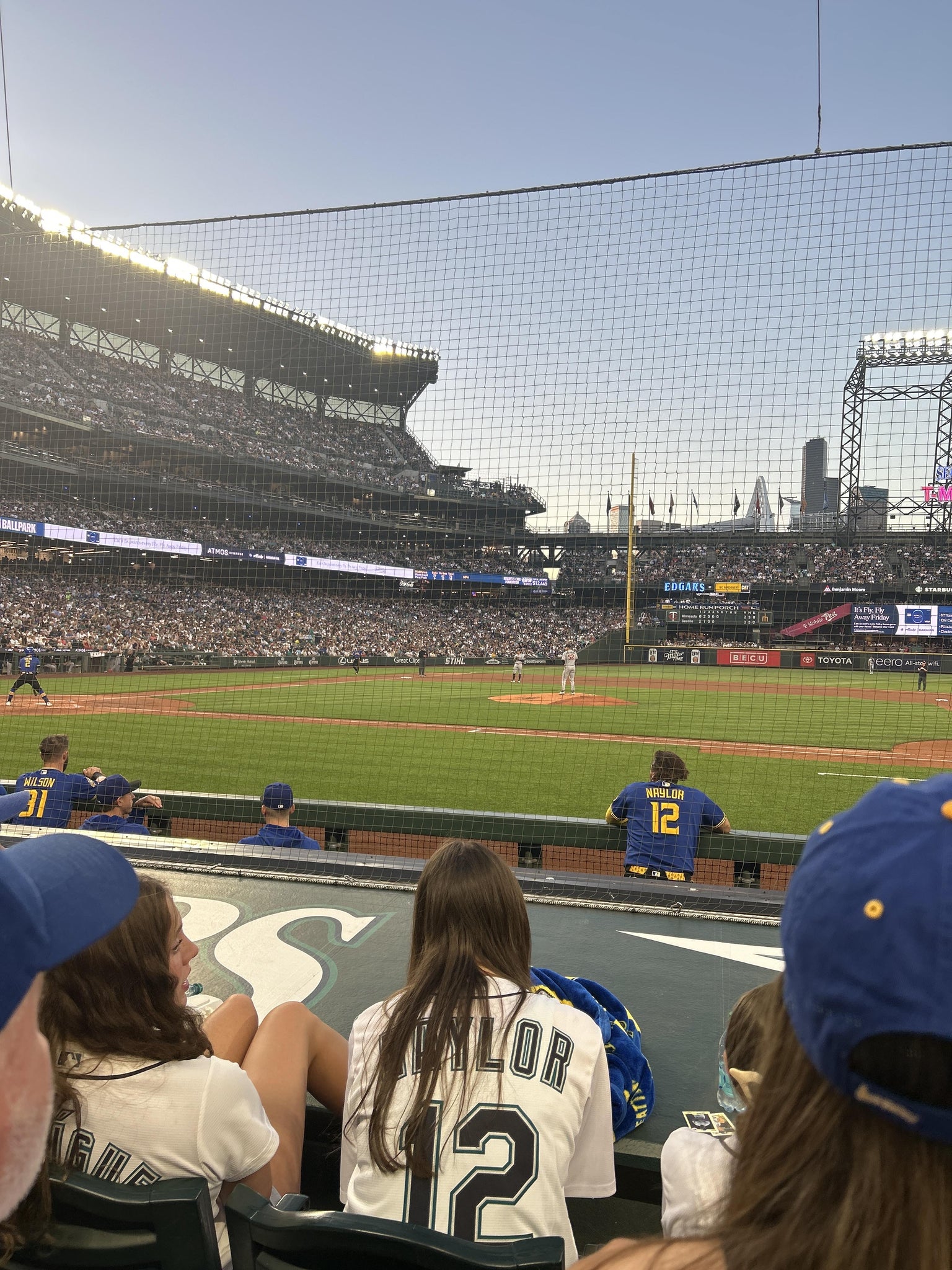 Vue réelle des fans prise de la Section 122 au site T-Mobile Park par Anna C