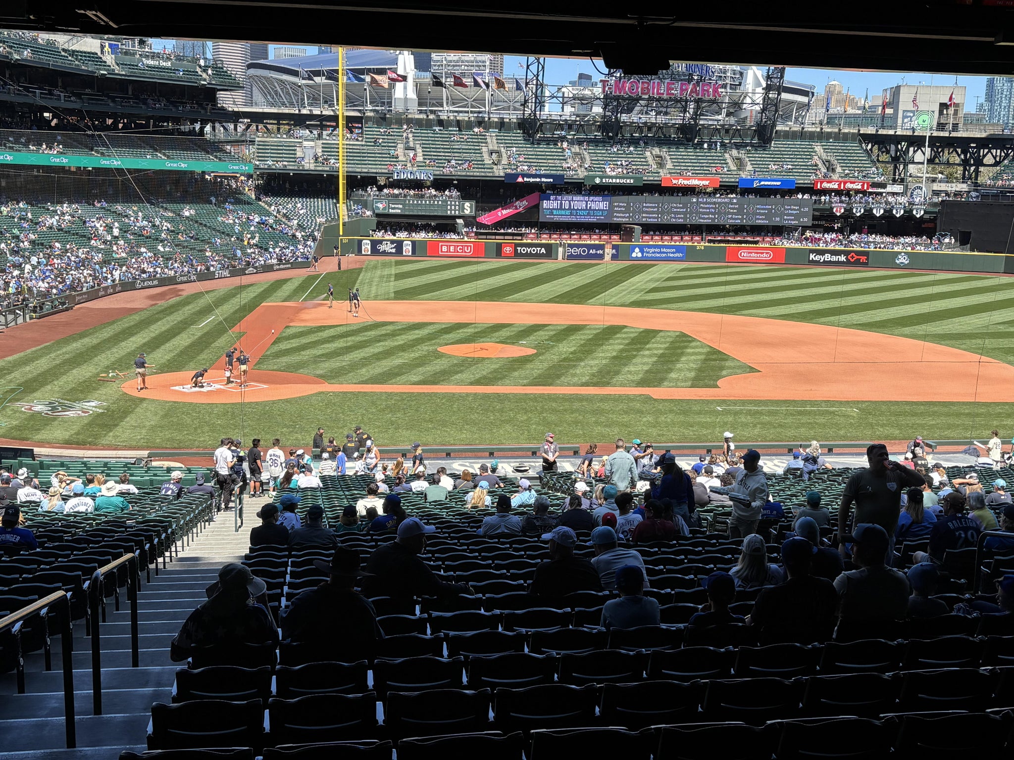 Vue réelle des fans prise de la Section 124 au site T-Mobile Park par Fred S