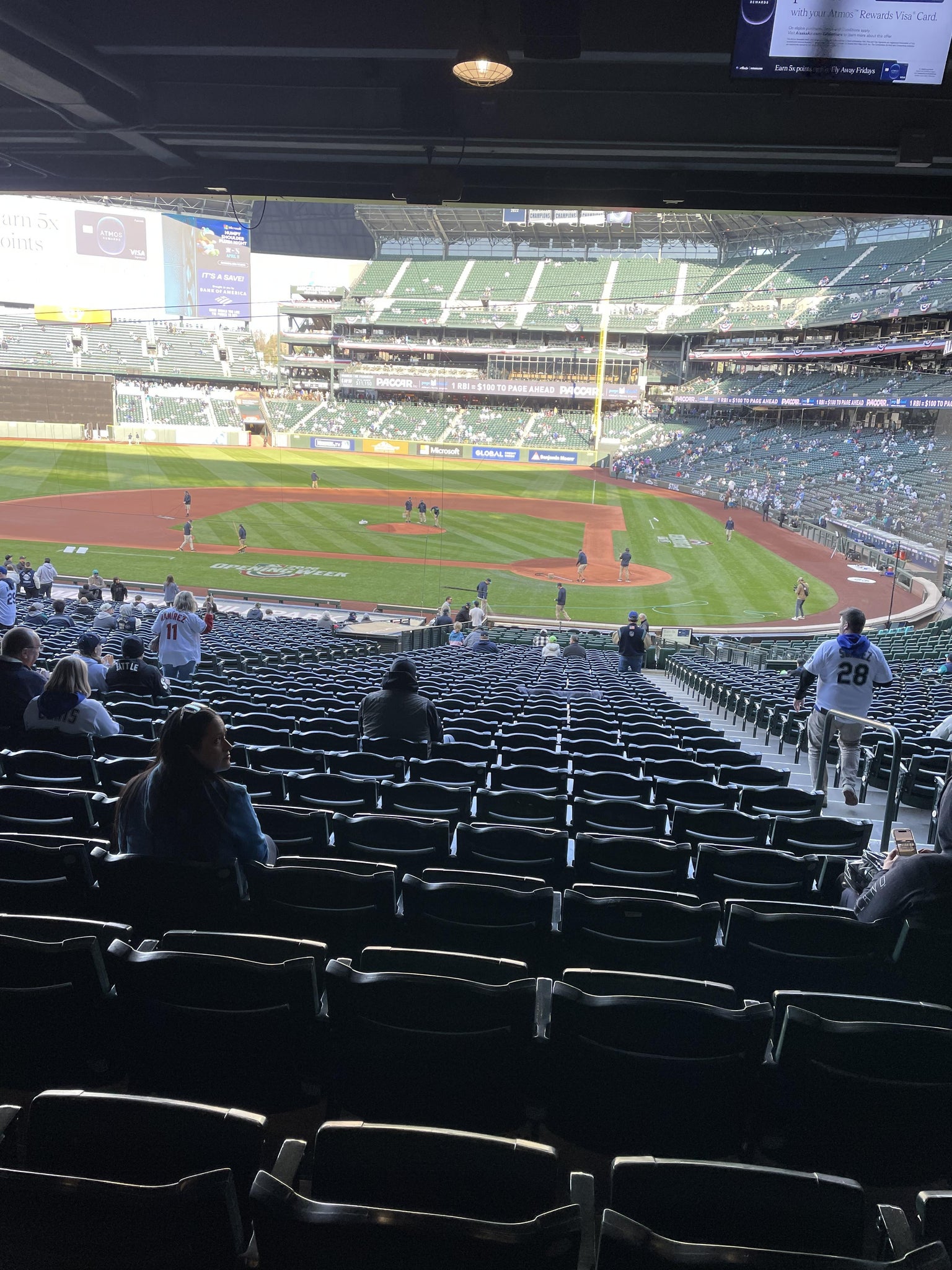 Vue réelle des fans prise de la Section 136 au site T-Mobile Park par Robin R