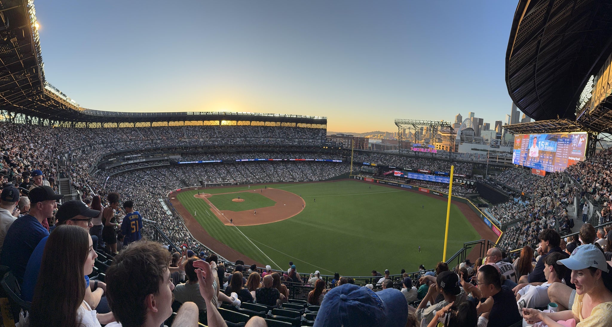 Vue réelle des fans prise de la Section 313 au site T-Mobile Park par Eian B