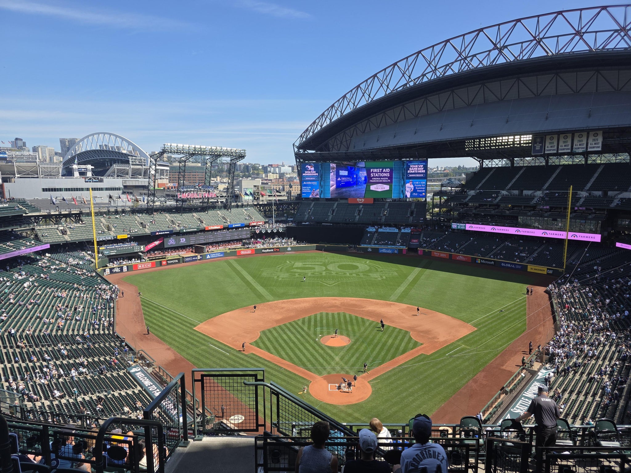 Vue réelle des fans prise de la Section 330 au site T-Mobile Park par Garrett D