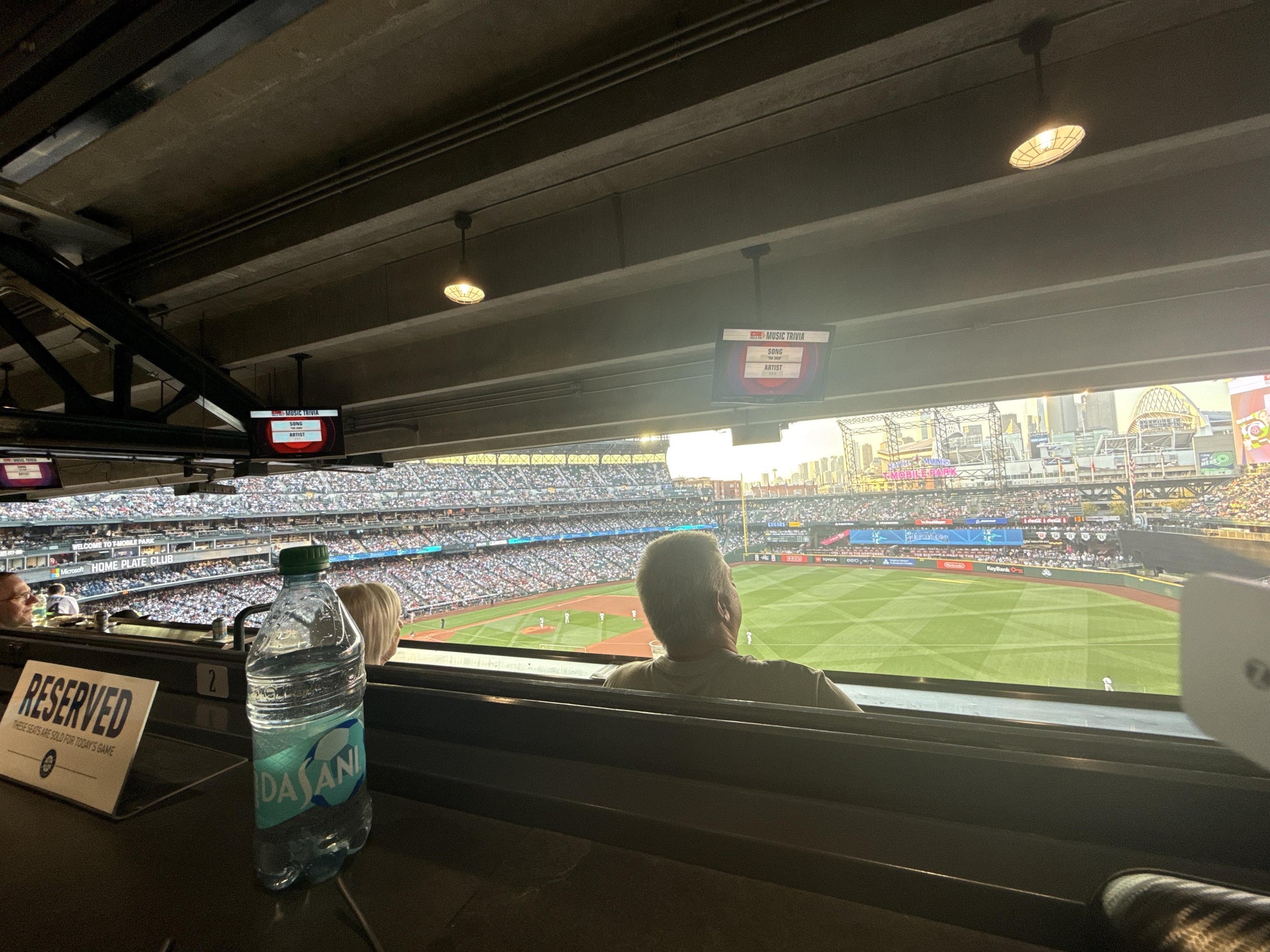 Vue réelle des fans prise de la ALL Star Club 9 au site T-Mobile Park par Douglas L