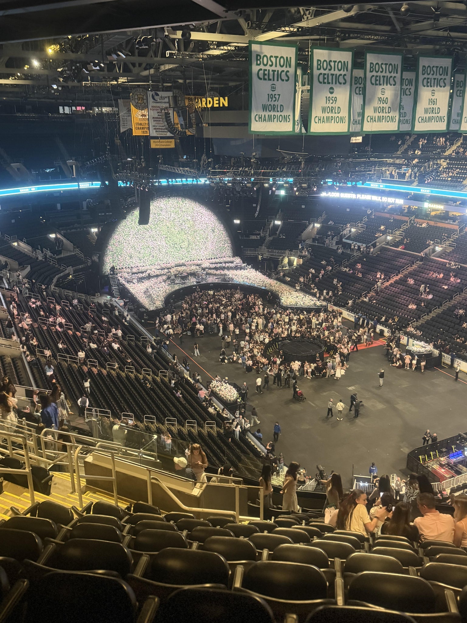 Vue réelle des fans prise de la Balcony 311 au site TD Garden par Reyna V