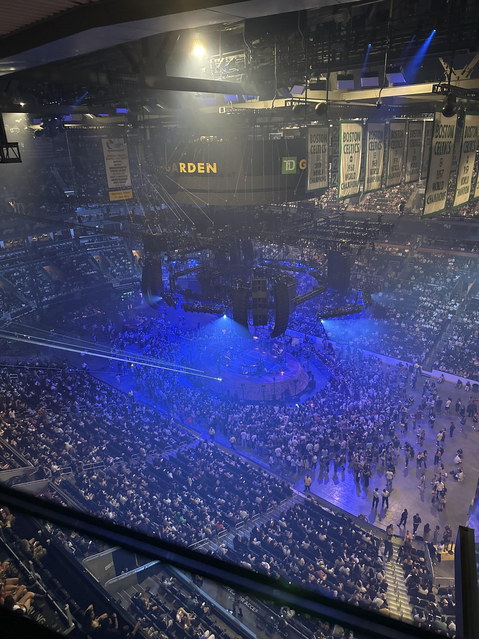 Vue réelle des fans prise de la Section RAF 17 au site TD Garden par Ana R
